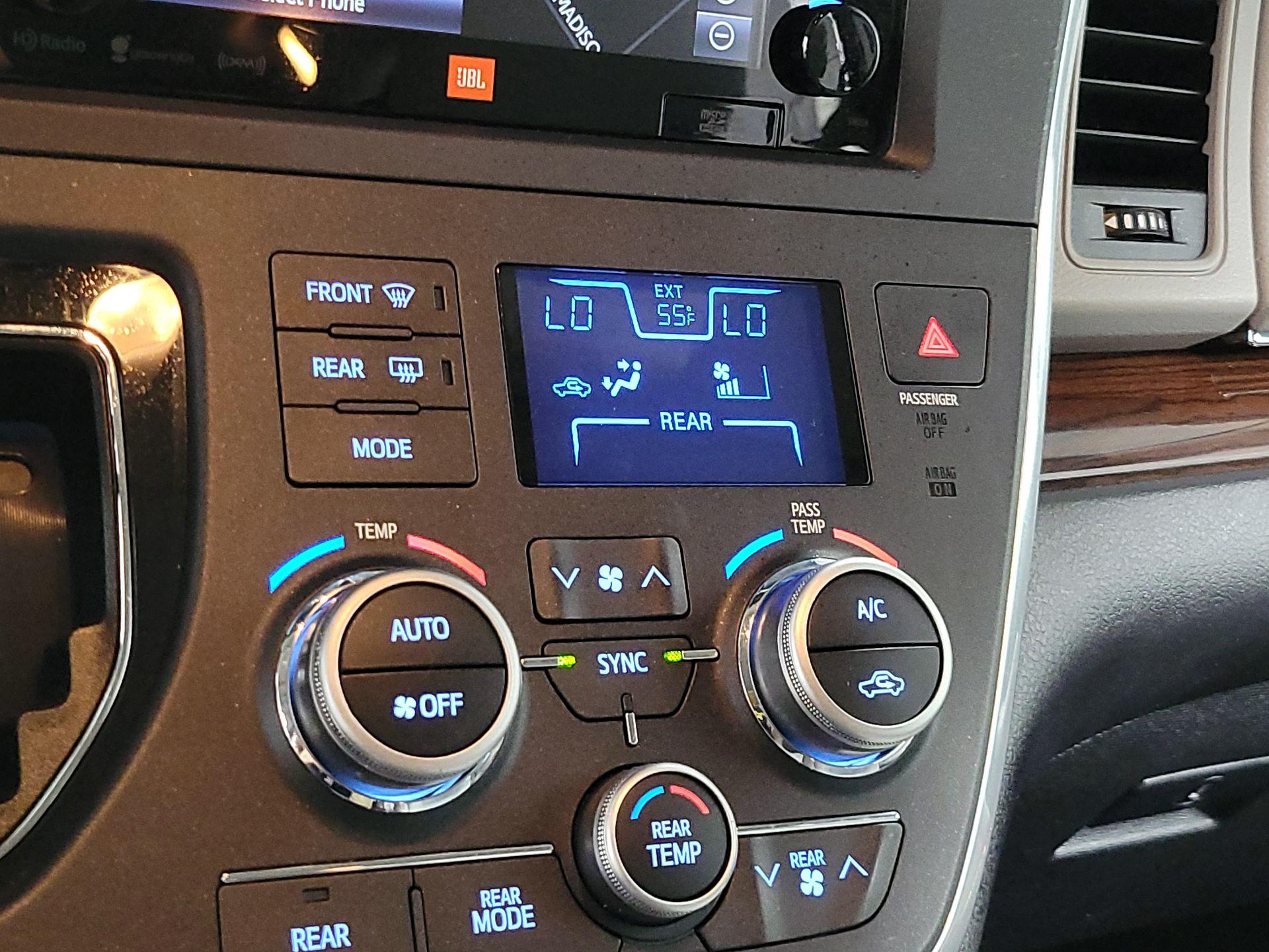 Thumbnail: 2016 Toyota Sienna - 15