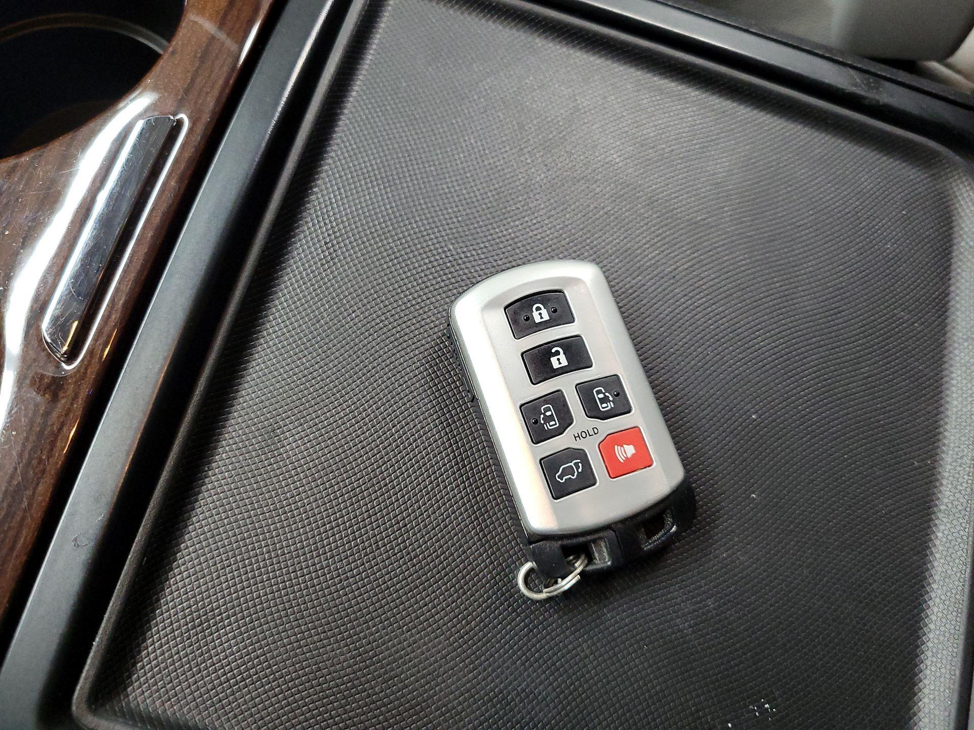 Thumbnail: 2016 Toyota Sienna - 20