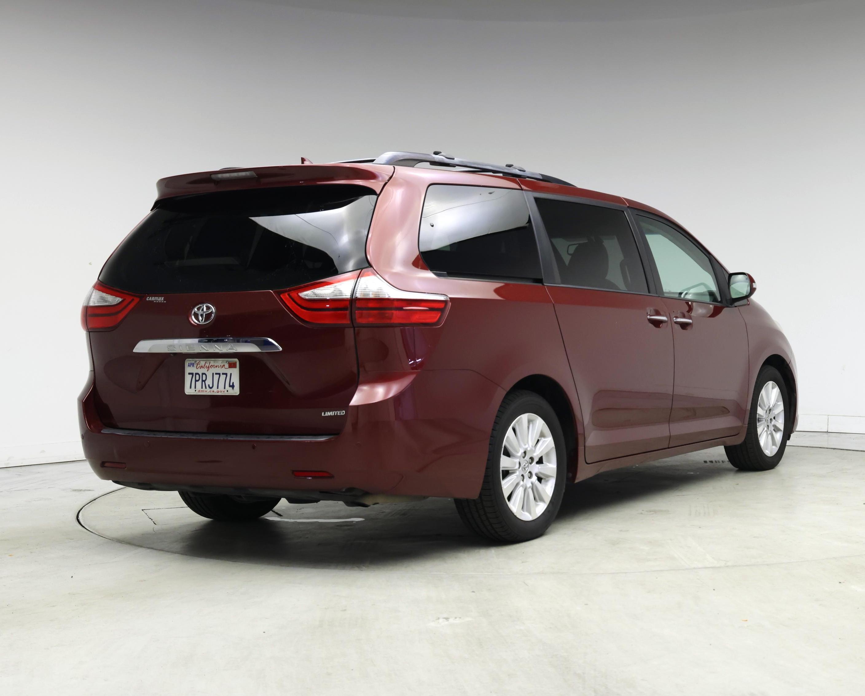 Thumbnail: 2016 Toyota Sienna - 8