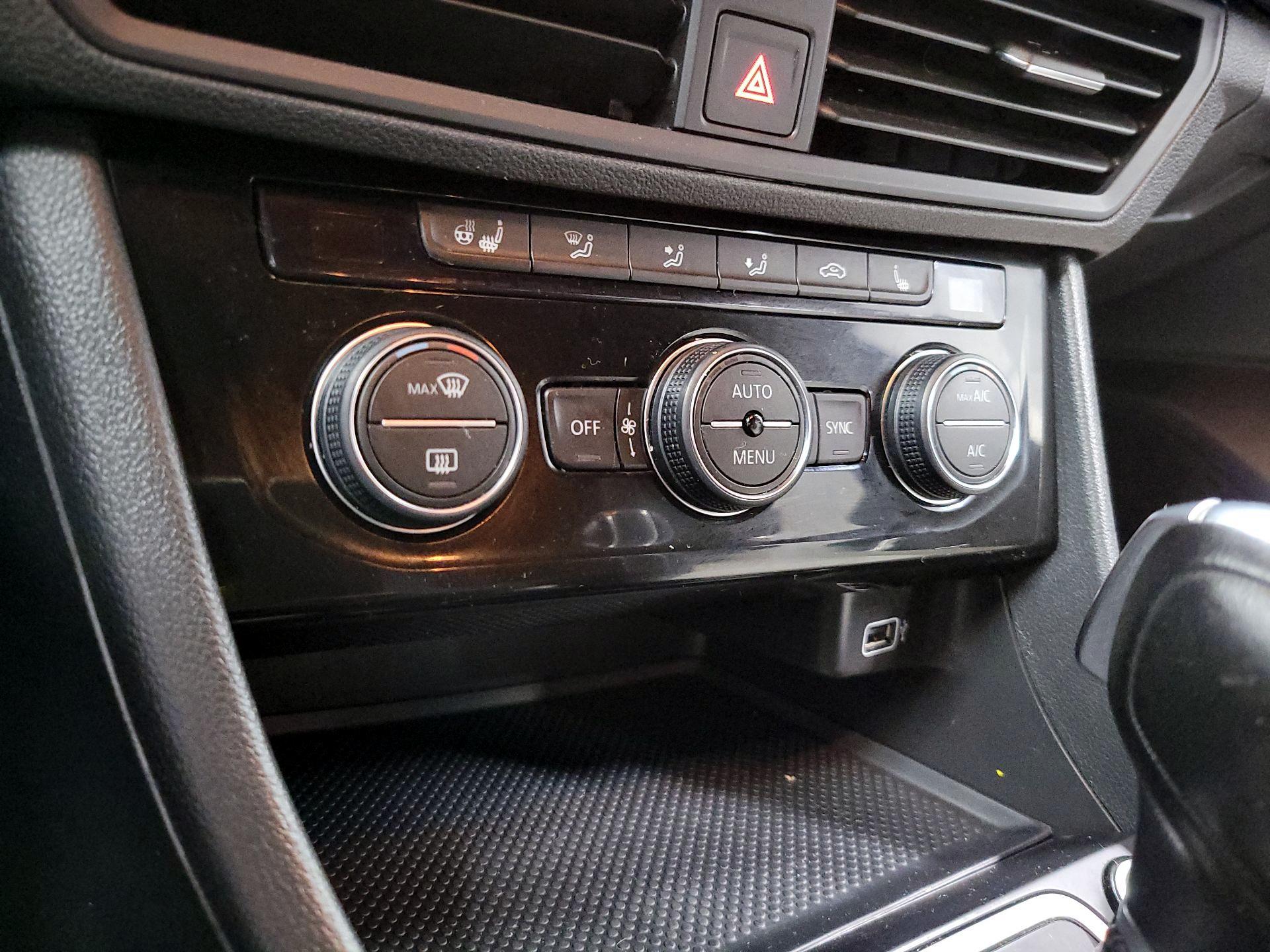 Thumbnail: 2019 Volkswagen Jetta - 16