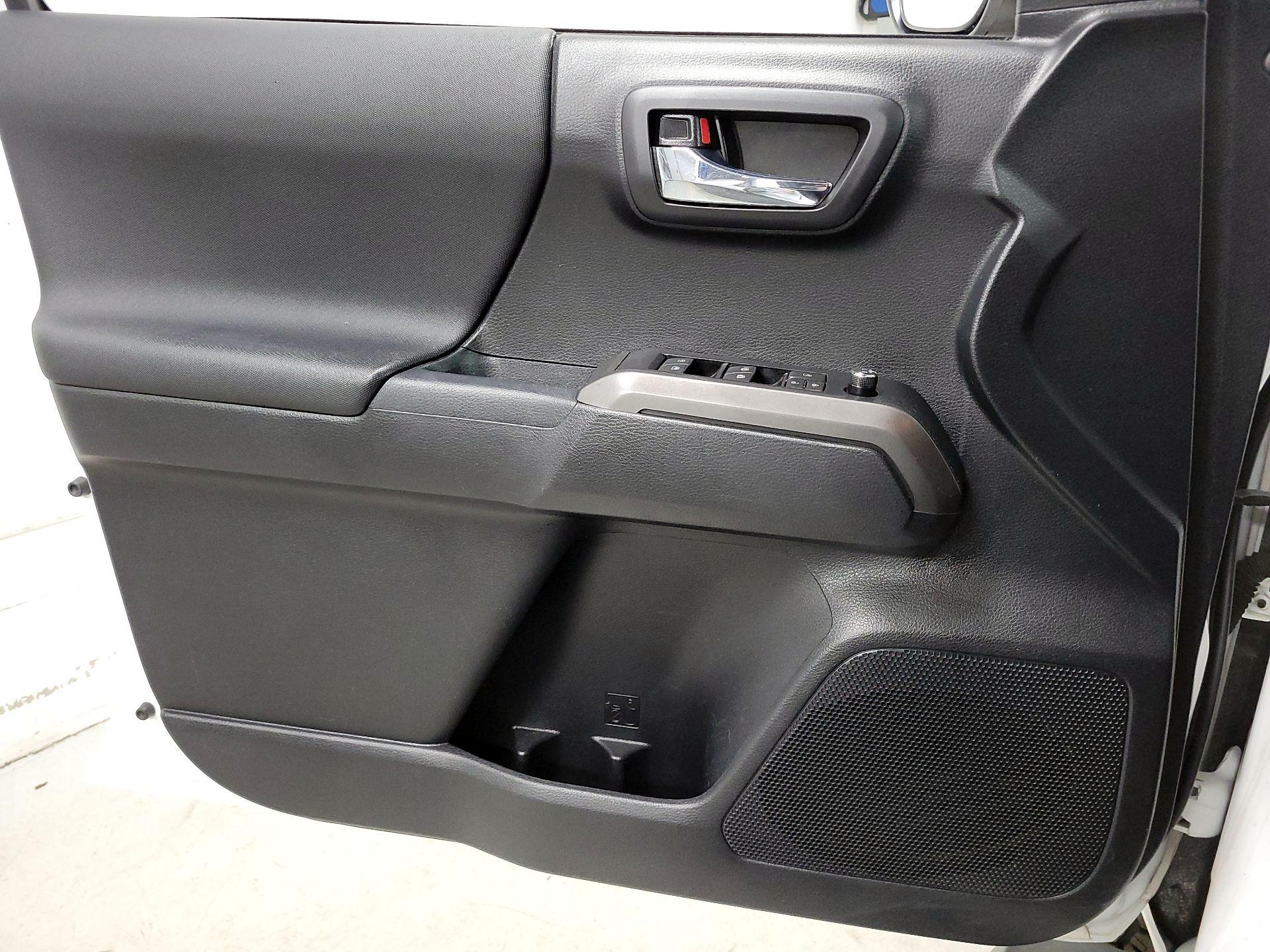 Thumbnail: 2018 Toyota Tacoma - 12