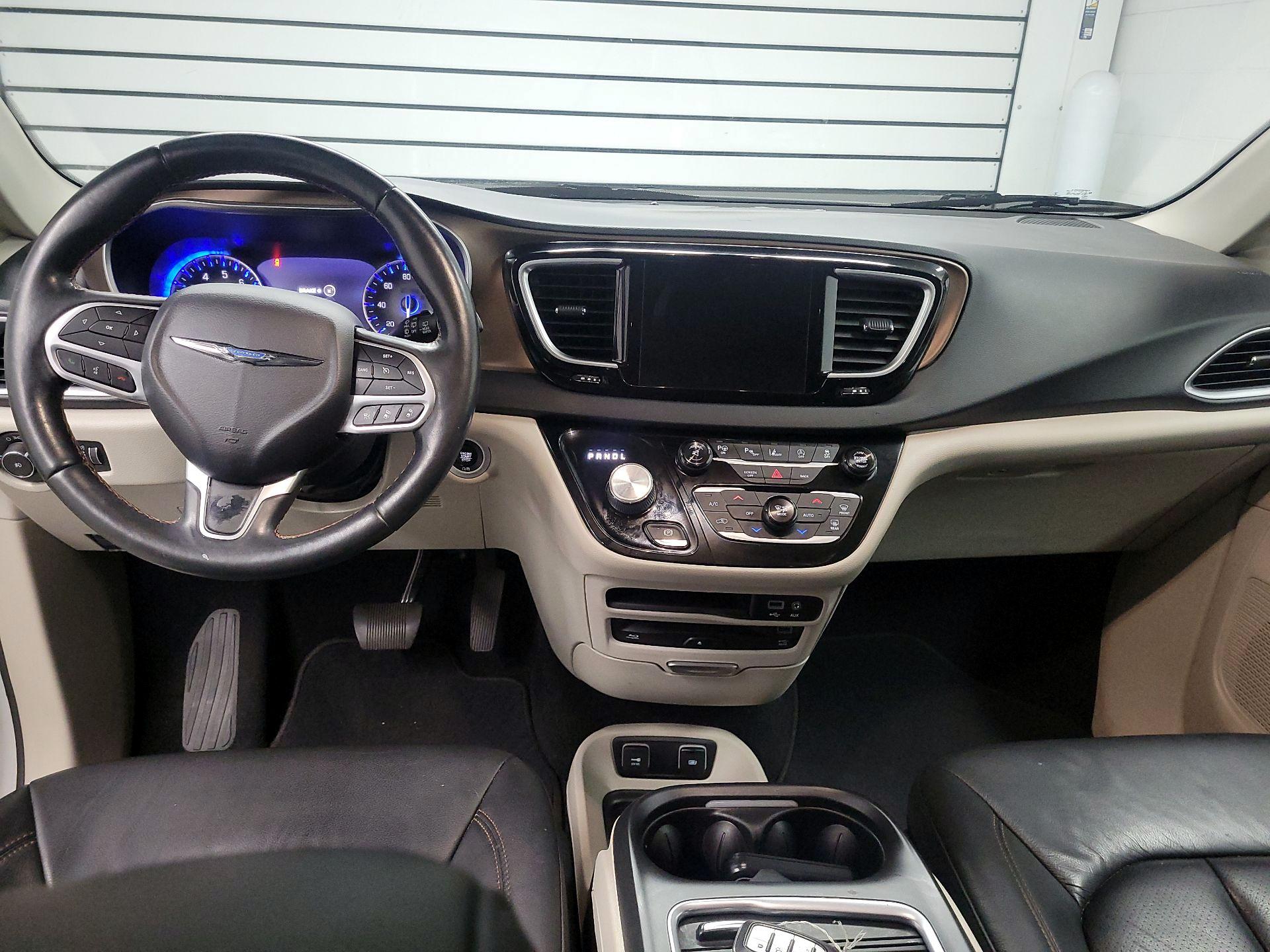 Thumbnail: 2017 Chrysler Pacifica - 9