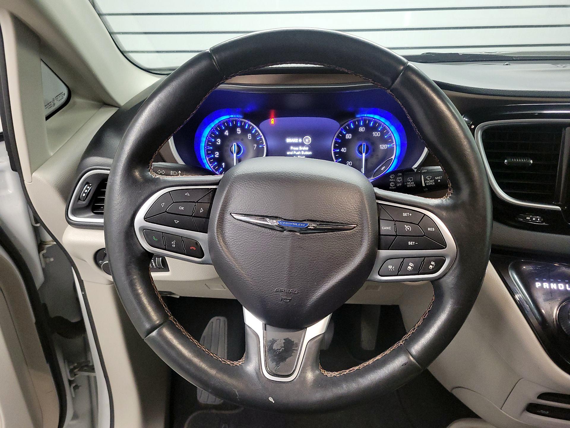 Thumbnail: 2017 Chrysler Pacifica - 10