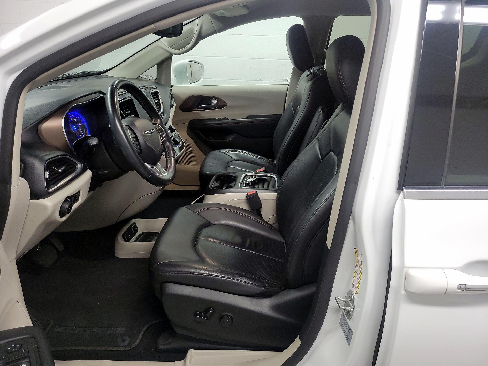 Thumbnail: 2017 Chrysler Pacifica - 11