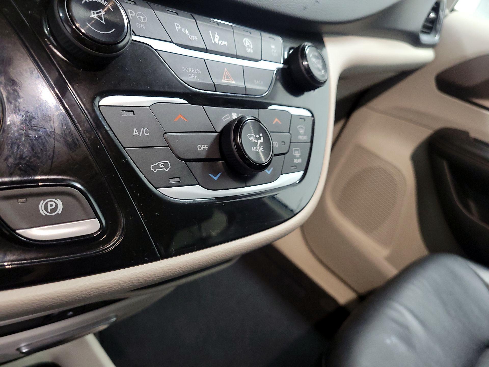 Thumbnail: 2017 Chrysler Pacifica - 15