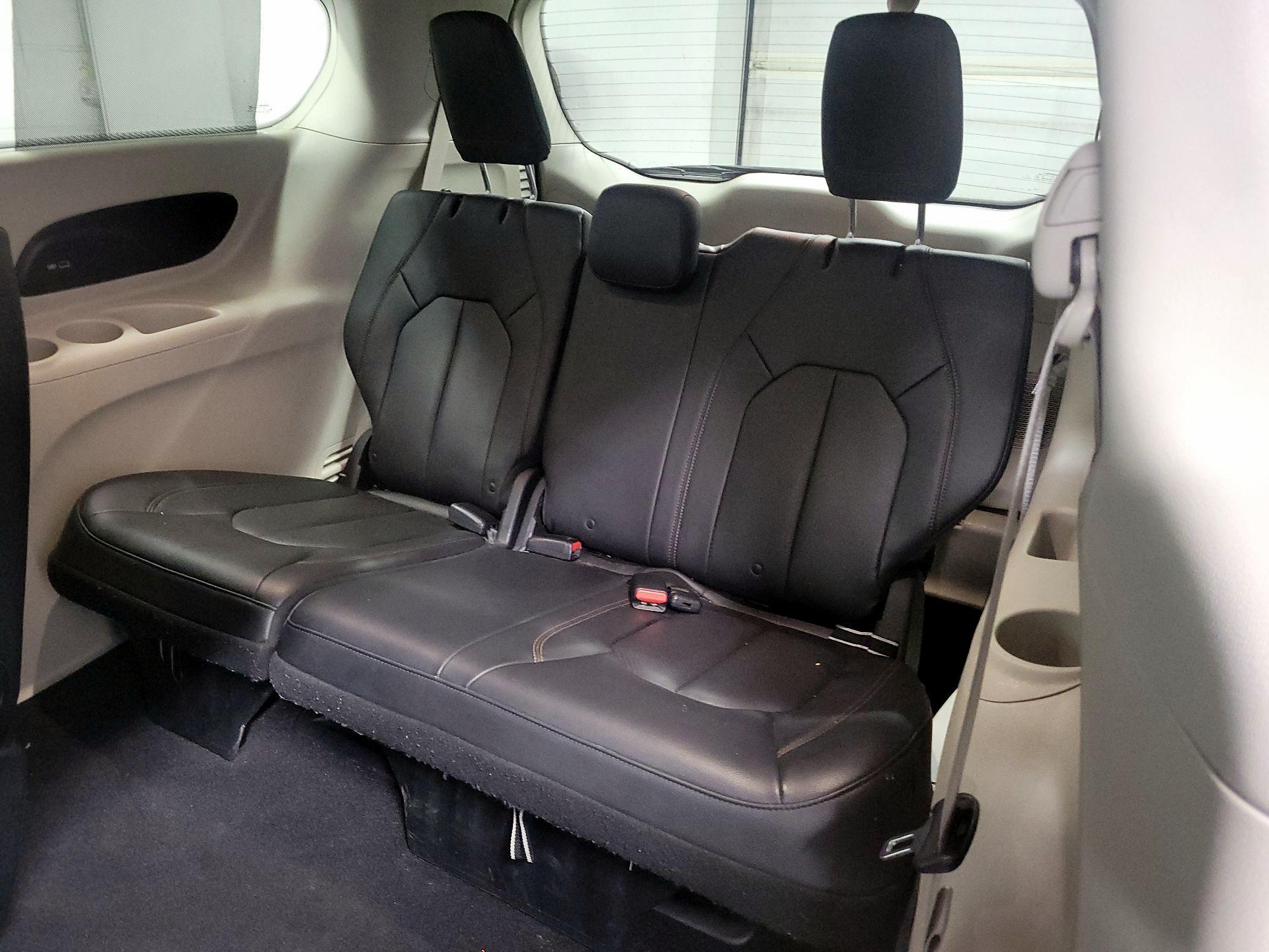 Thumbnail: 2017 Chrysler Pacifica - 18