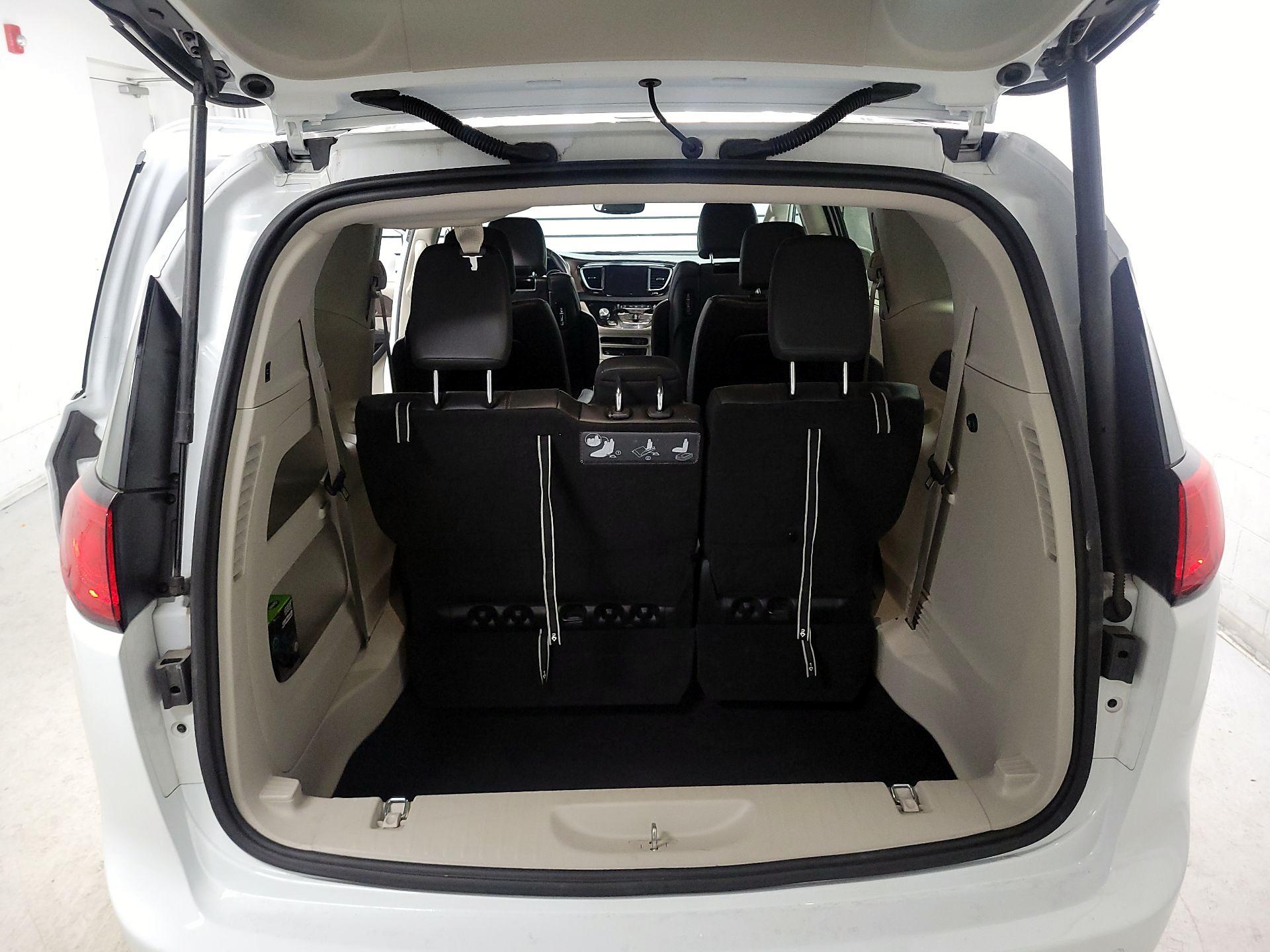 Thumbnail: 2017 Chrysler Pacifica - 19