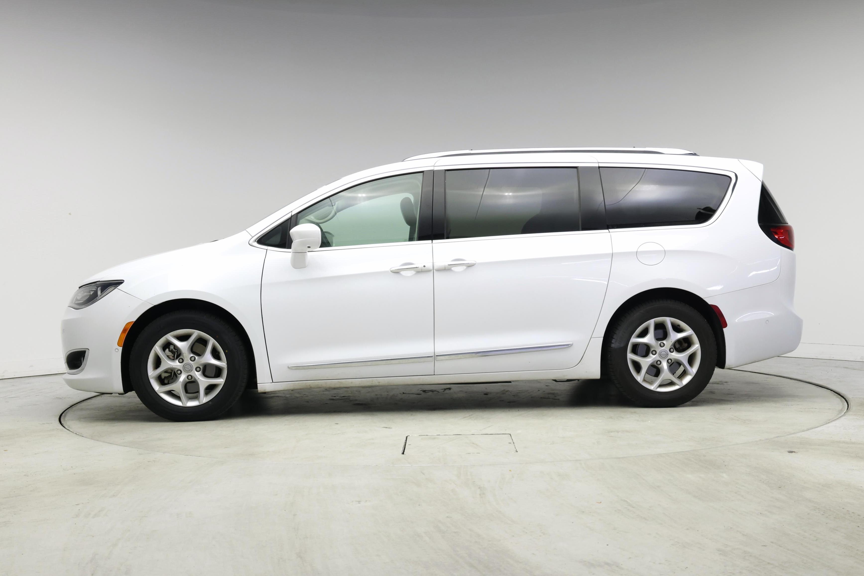 Thumbnail: 2017 Chrysler Pacifica - 3