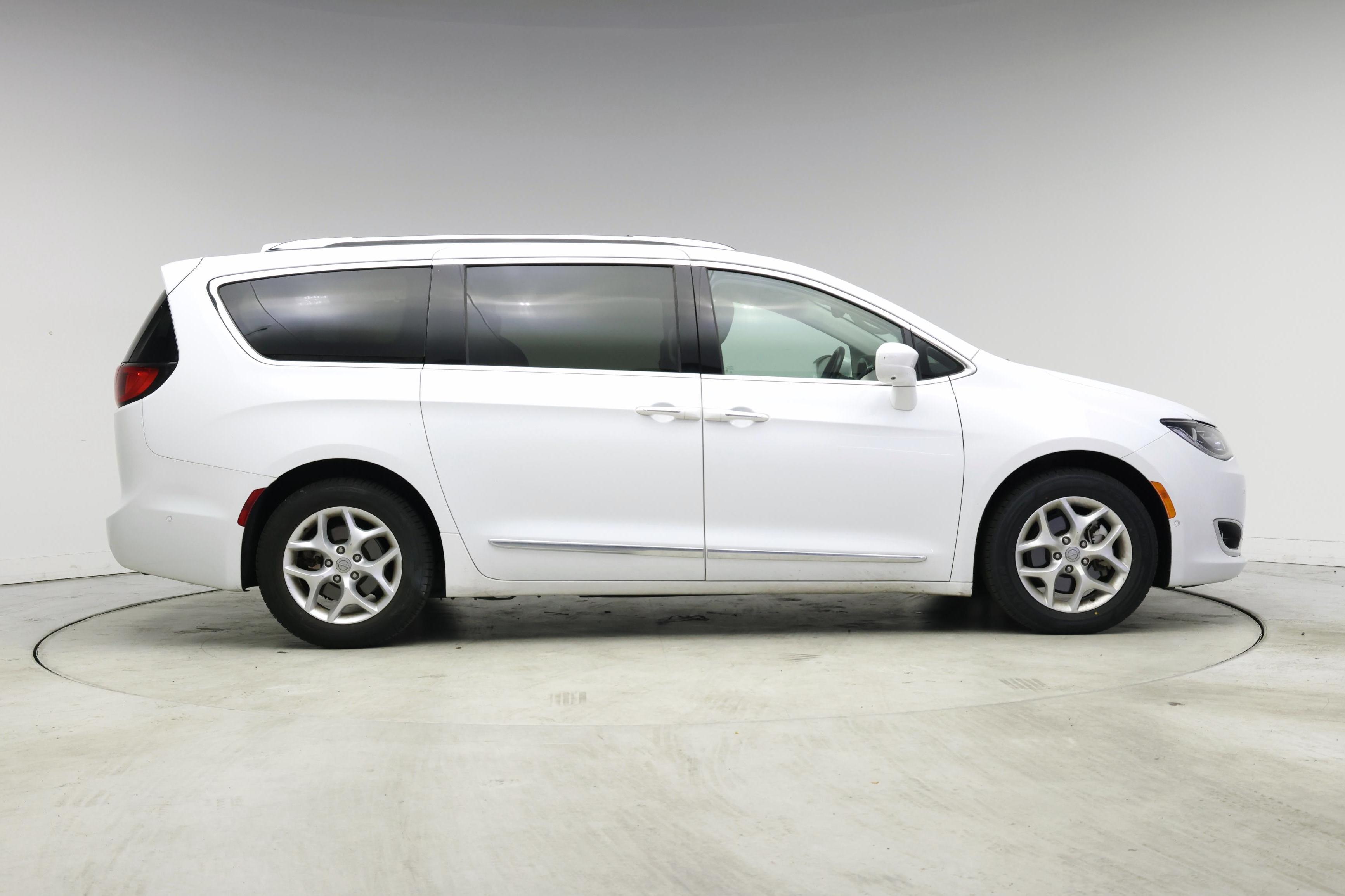 Thumbnail: 2017 Chrysler Pacifica - 7