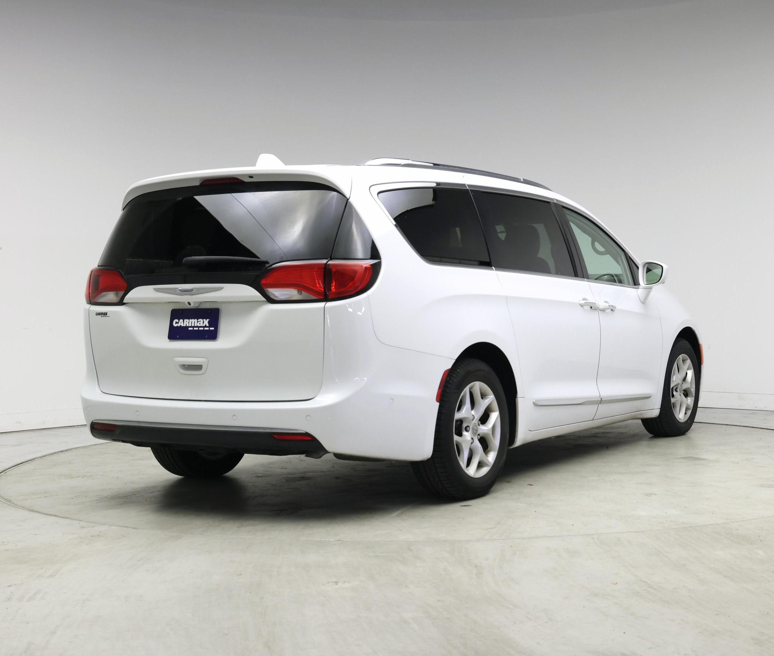 Thumbnail: 2017 Chrysler Pacifica - 8