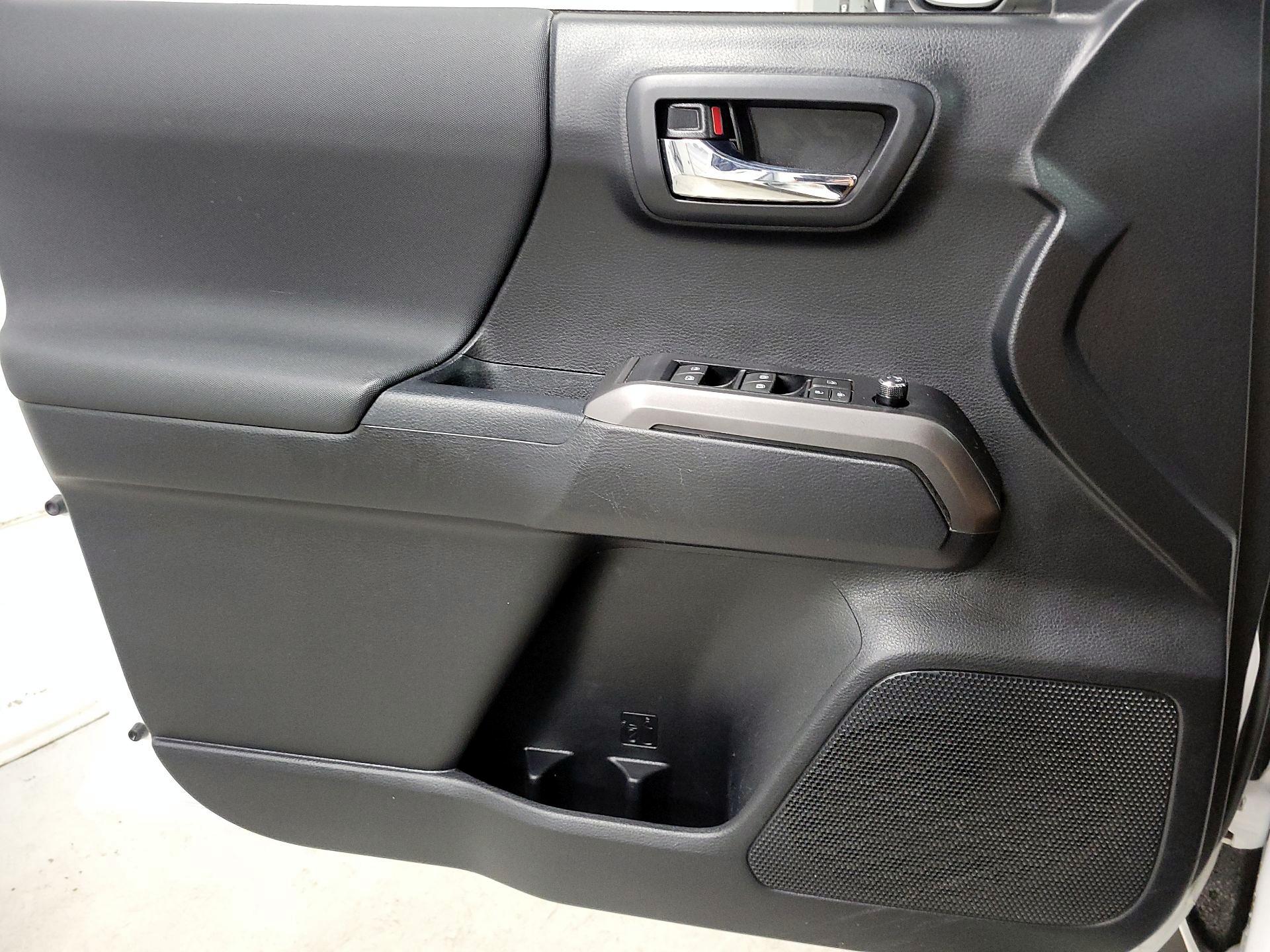 Thumbnail: 2018 Toyota Tacoma - 12