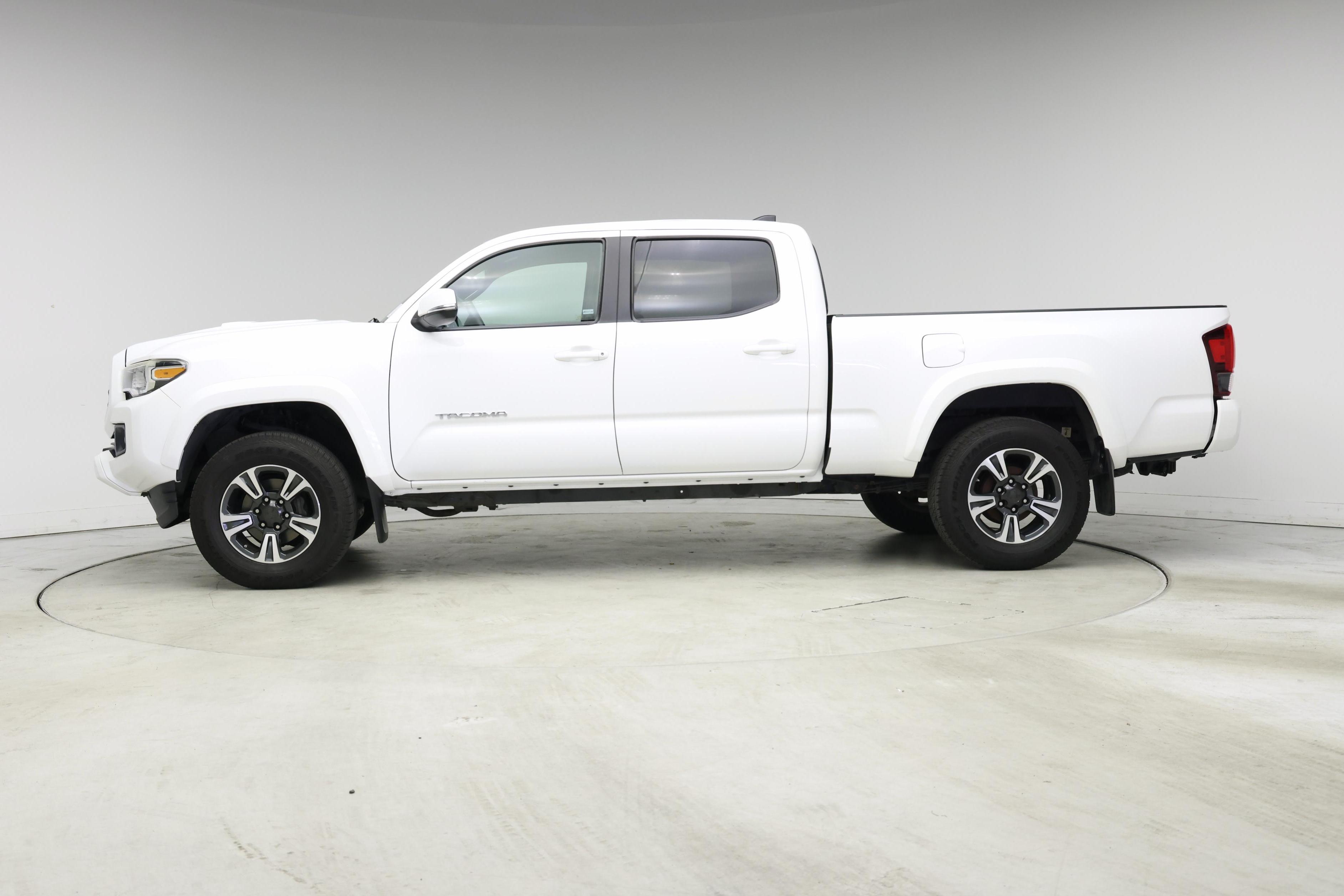 Thumbnail: 2018 Toyota Tacoma - 3