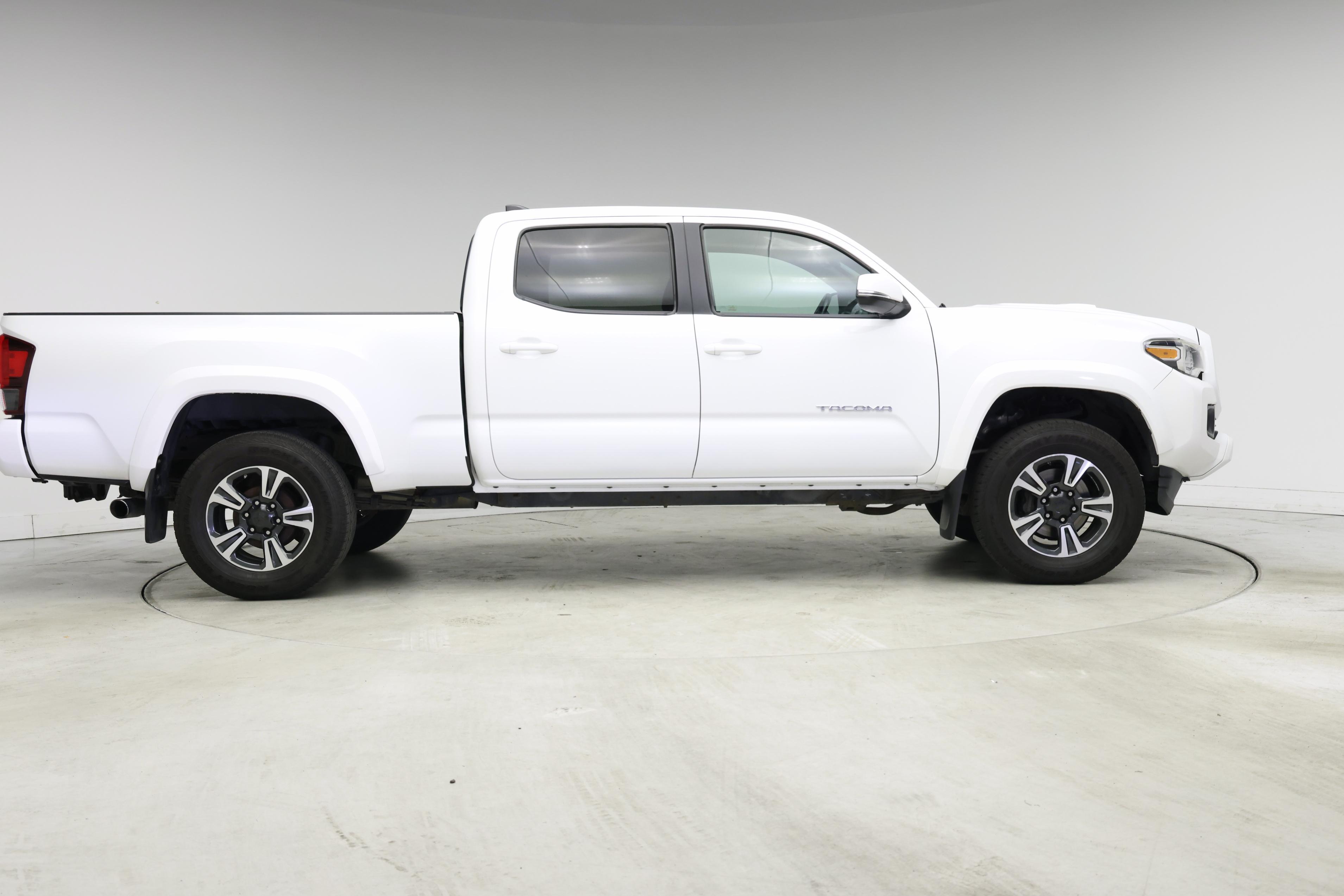 Thumbnail: 2018 Toyota Tacoma - 7