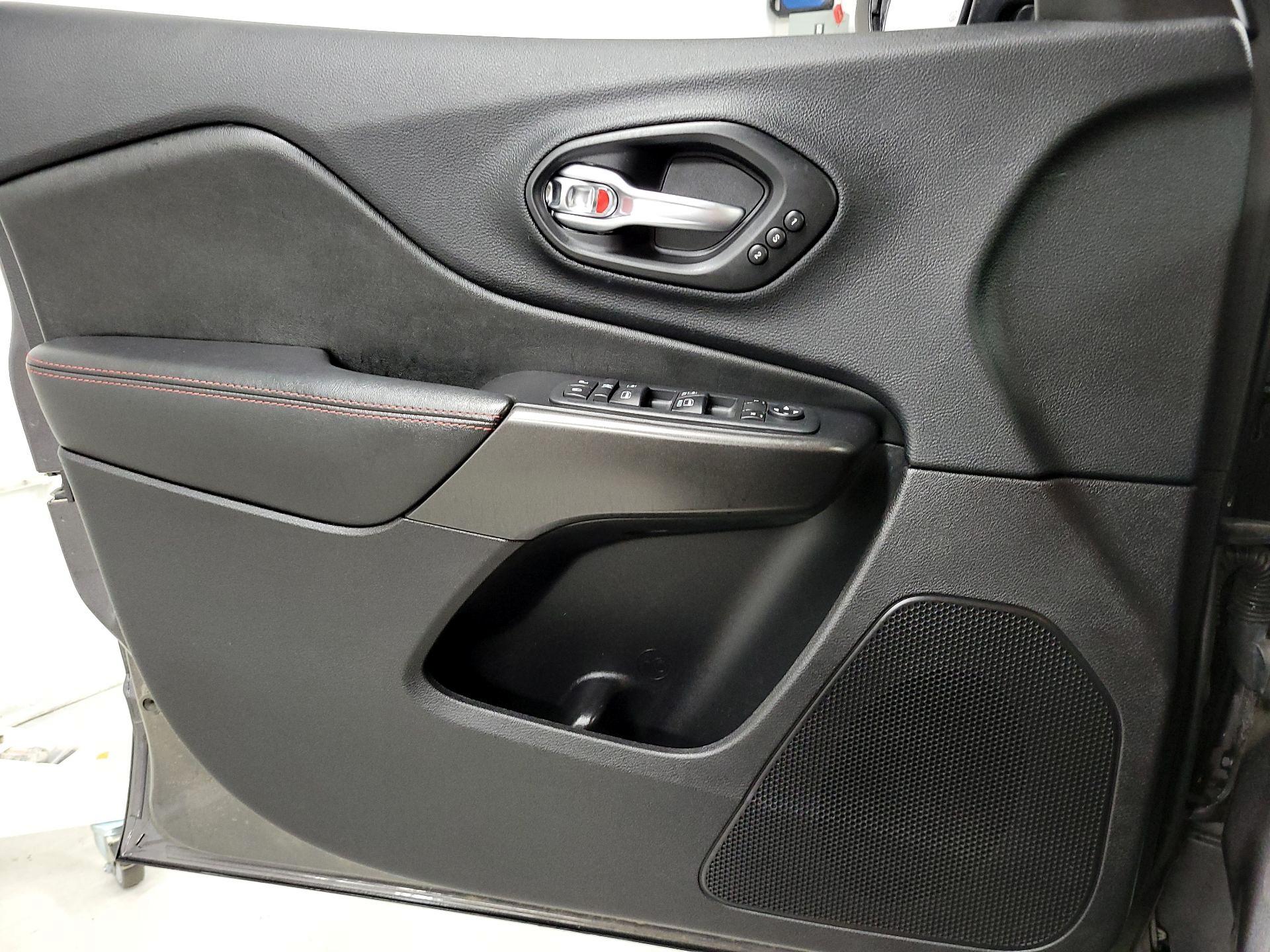 Thumbnail: 2020 Jeep Cherokee - 10