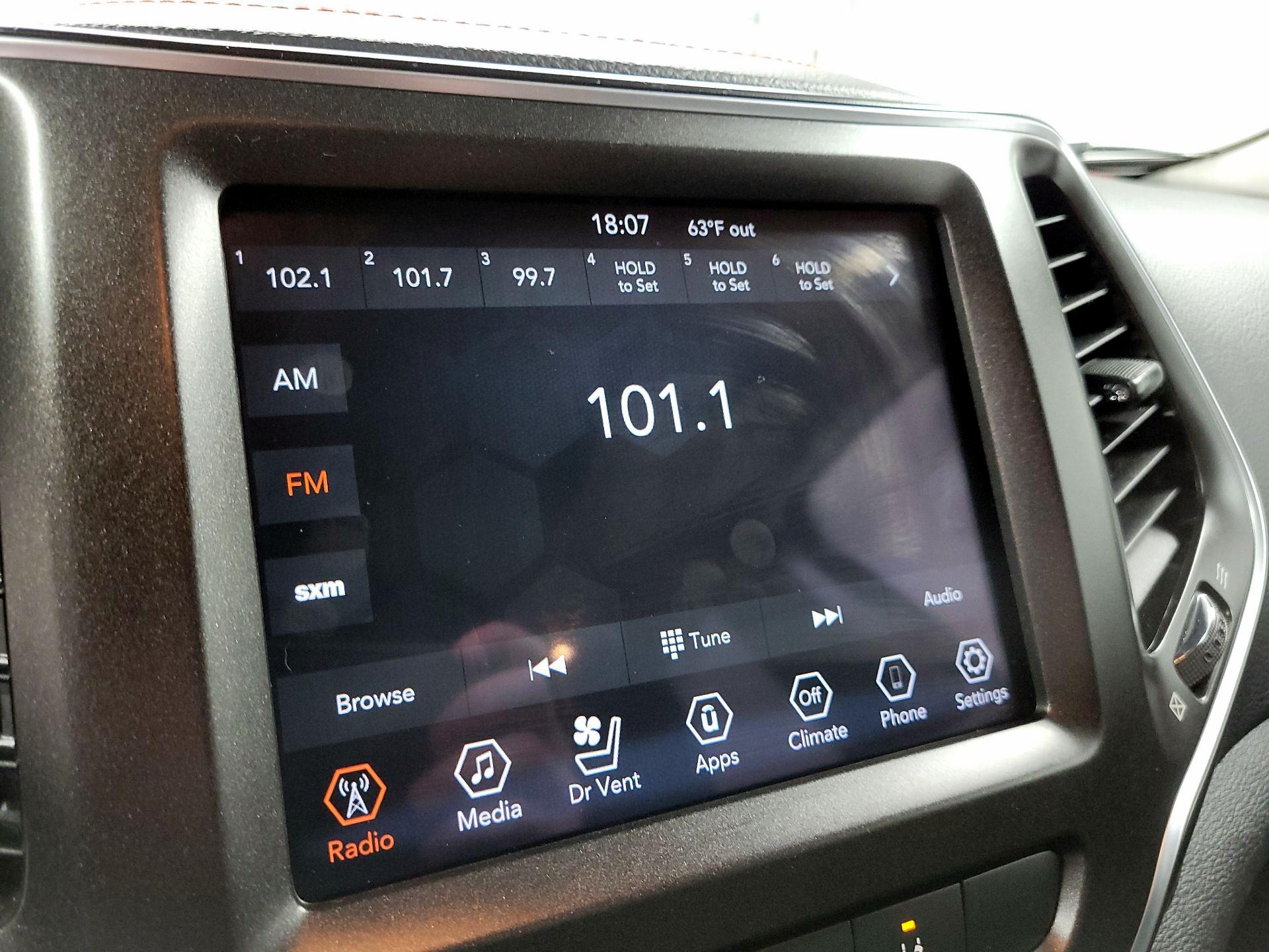 Thumbnail: 2020 Jeep Cherokee - 11