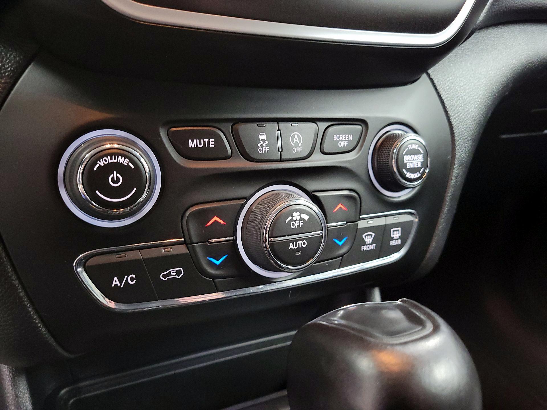 Thumbnail: 2020 Jeep Cherokee - 12