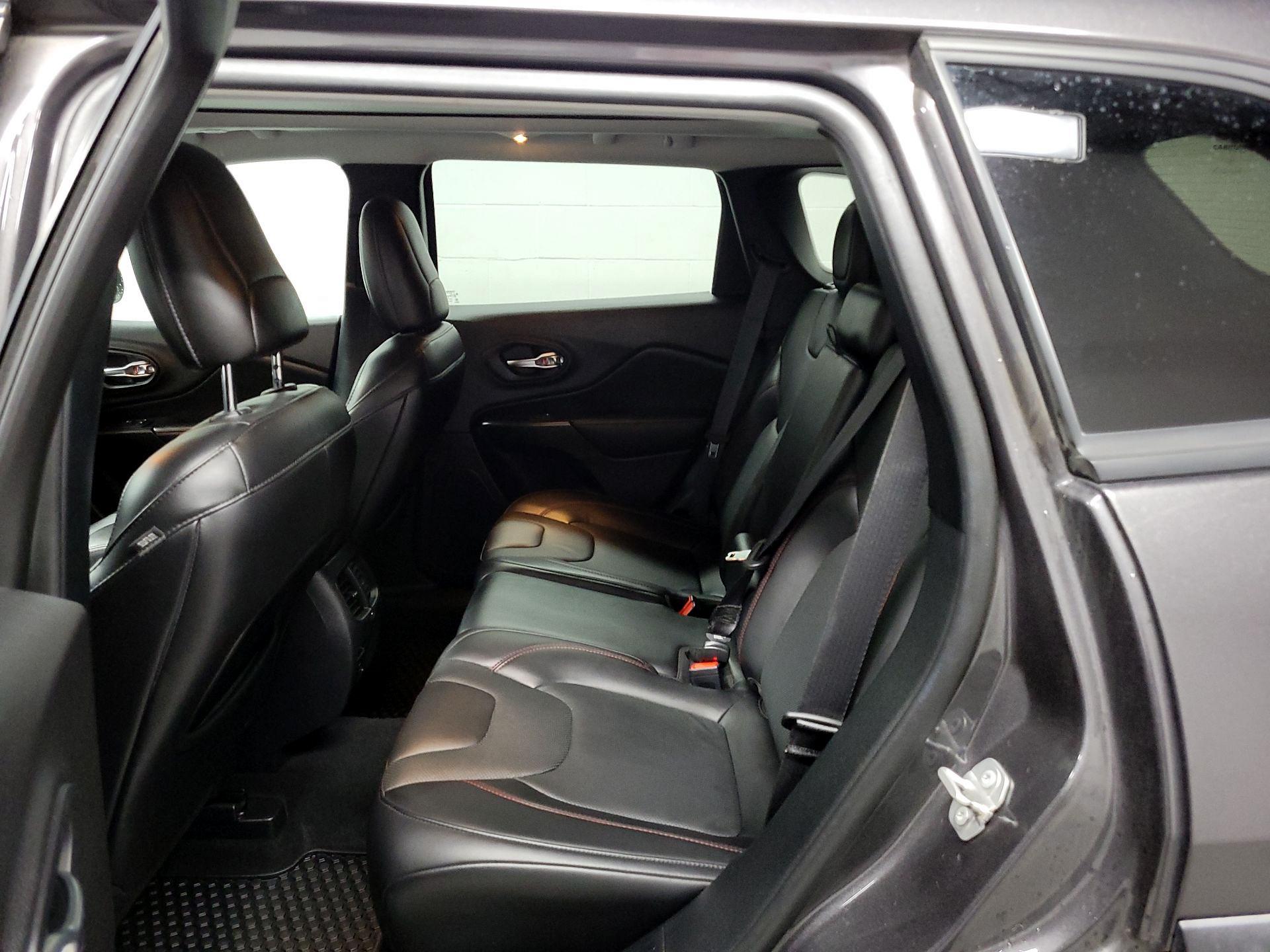 Thumbnail: 2020 Jeep Cherokee - 14