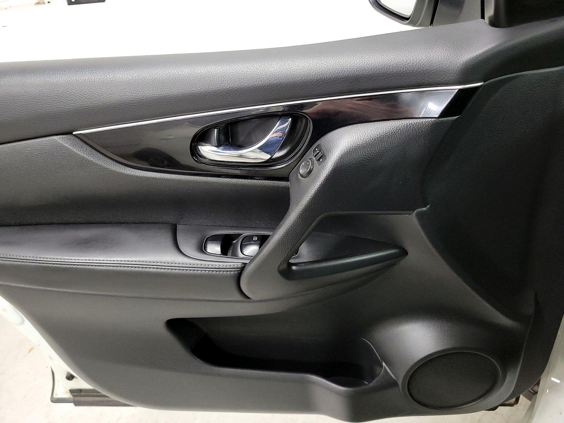 Thumbnail: 2017 Nissan Rogue Sport - 12