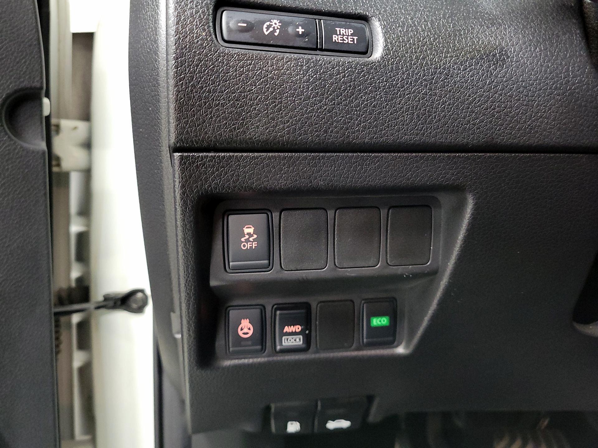 Thumbnail: 2017 Nissan Rogue Sport - 13