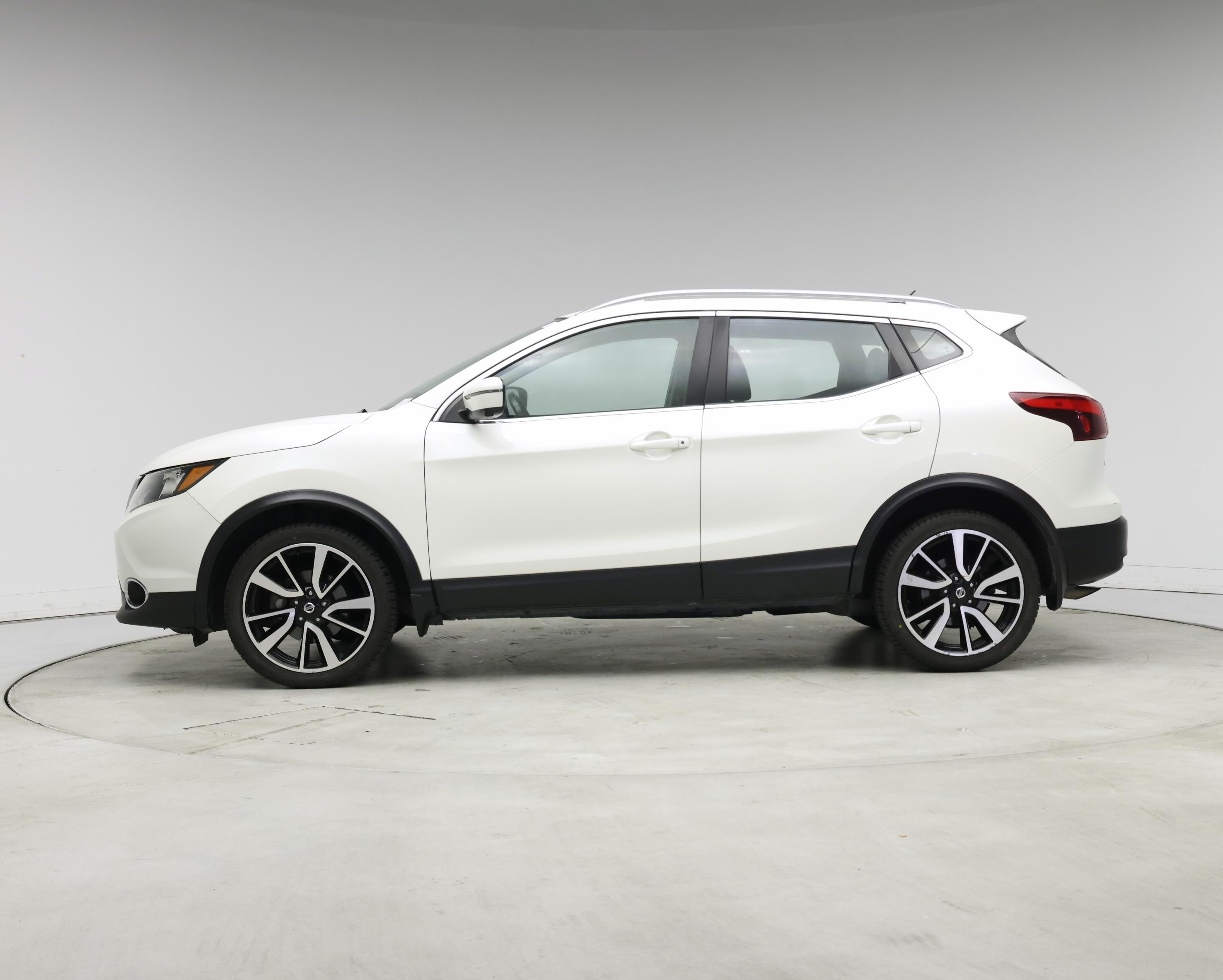 Thumbnail: 2017 Nissan Rogue Sport - 3