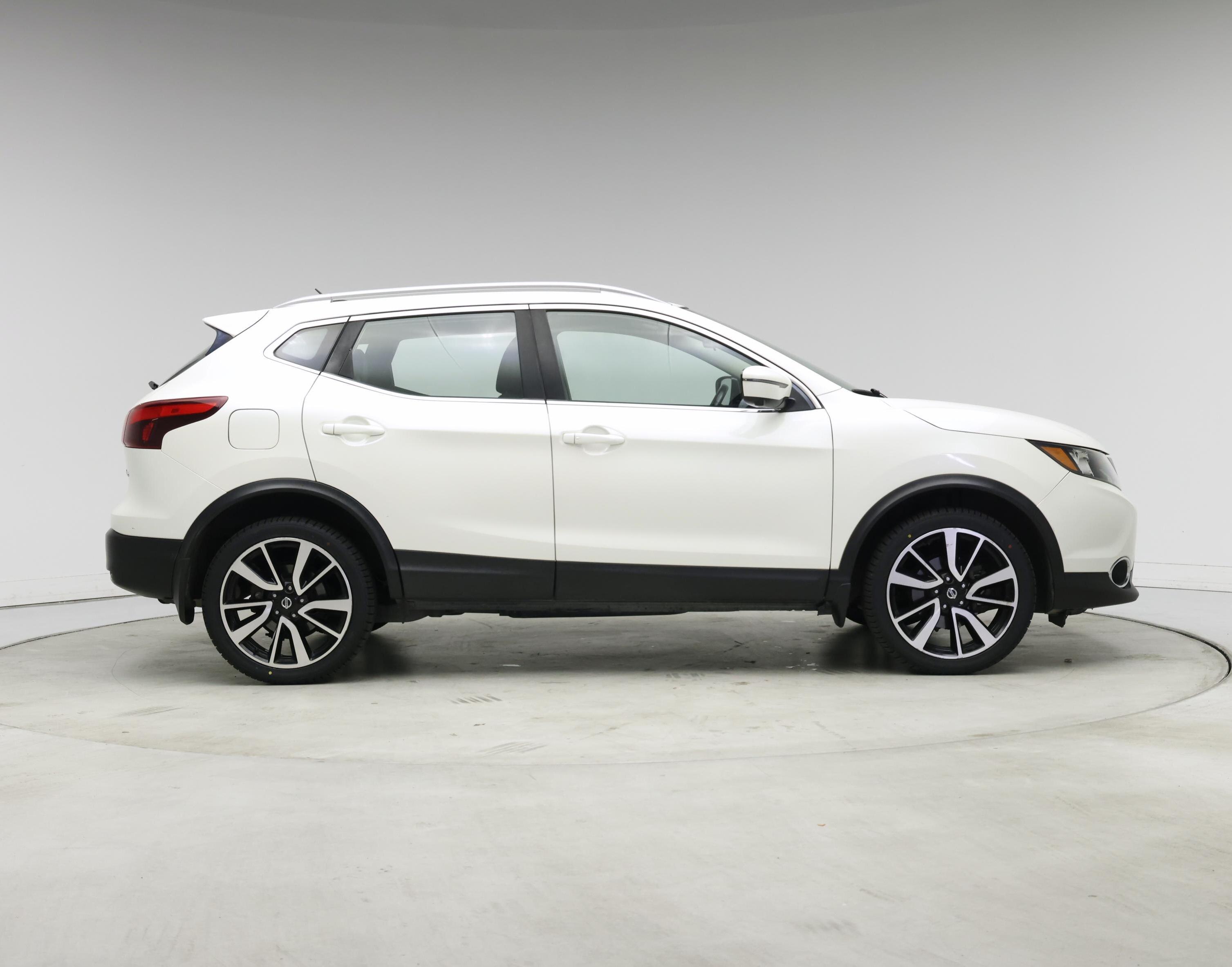 Thumbnail: 2017 Nissan Rogue Sport - 7