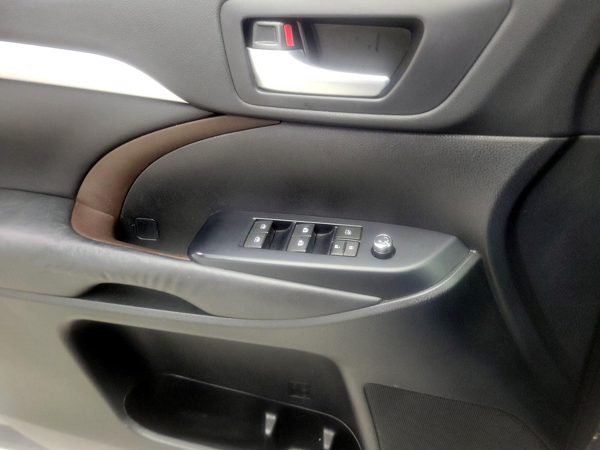 Thumbnail: 2015 Toyota Highlander - 10