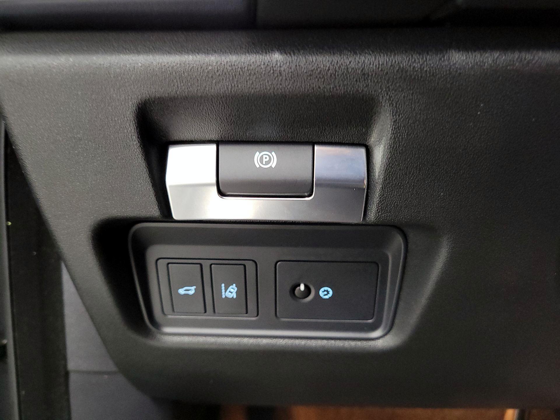 Thumbnail: 2018 Jaguar E-Pace - 11