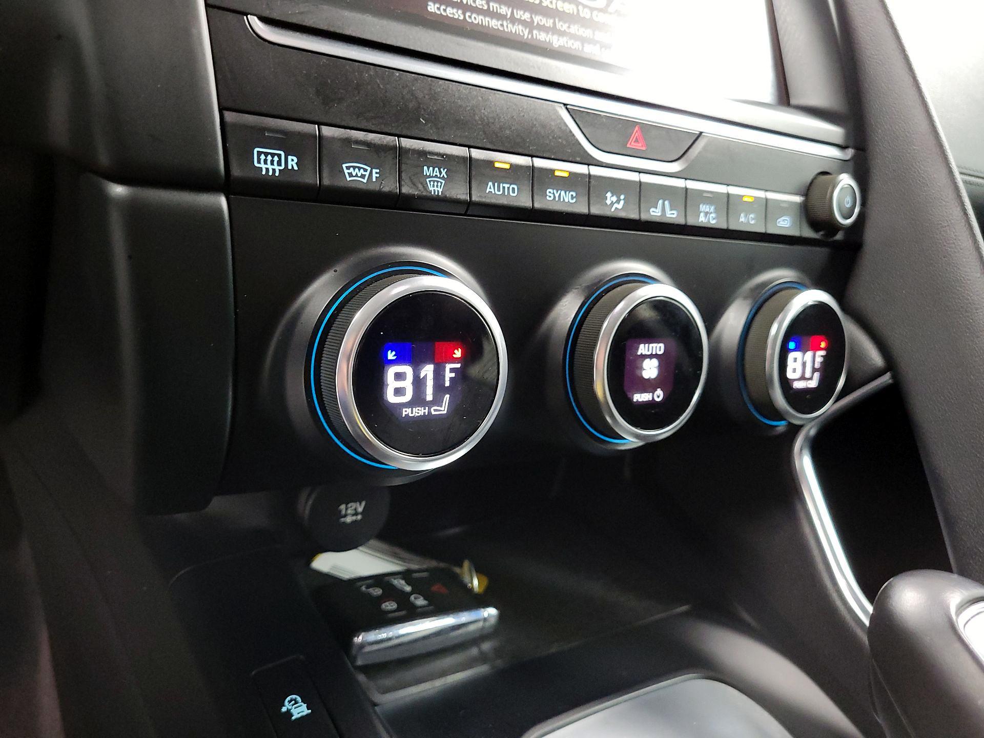 Thumbnail: 2018 Jaguar E-Pace - 15