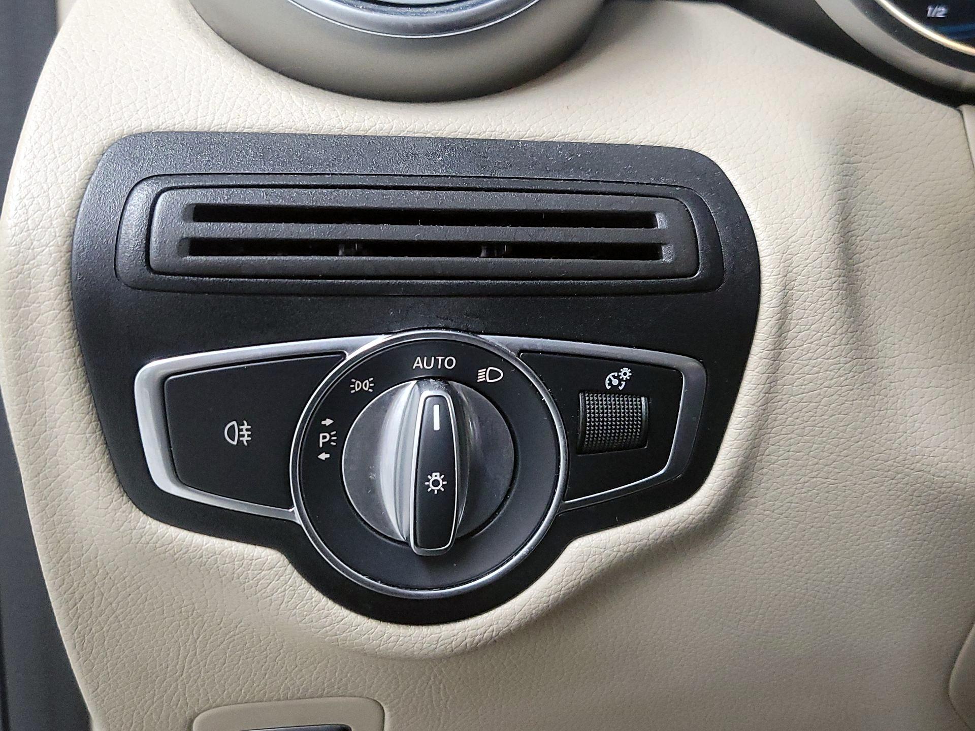 Thumbnail: 2022 Mercedes-Benz GLC - 11