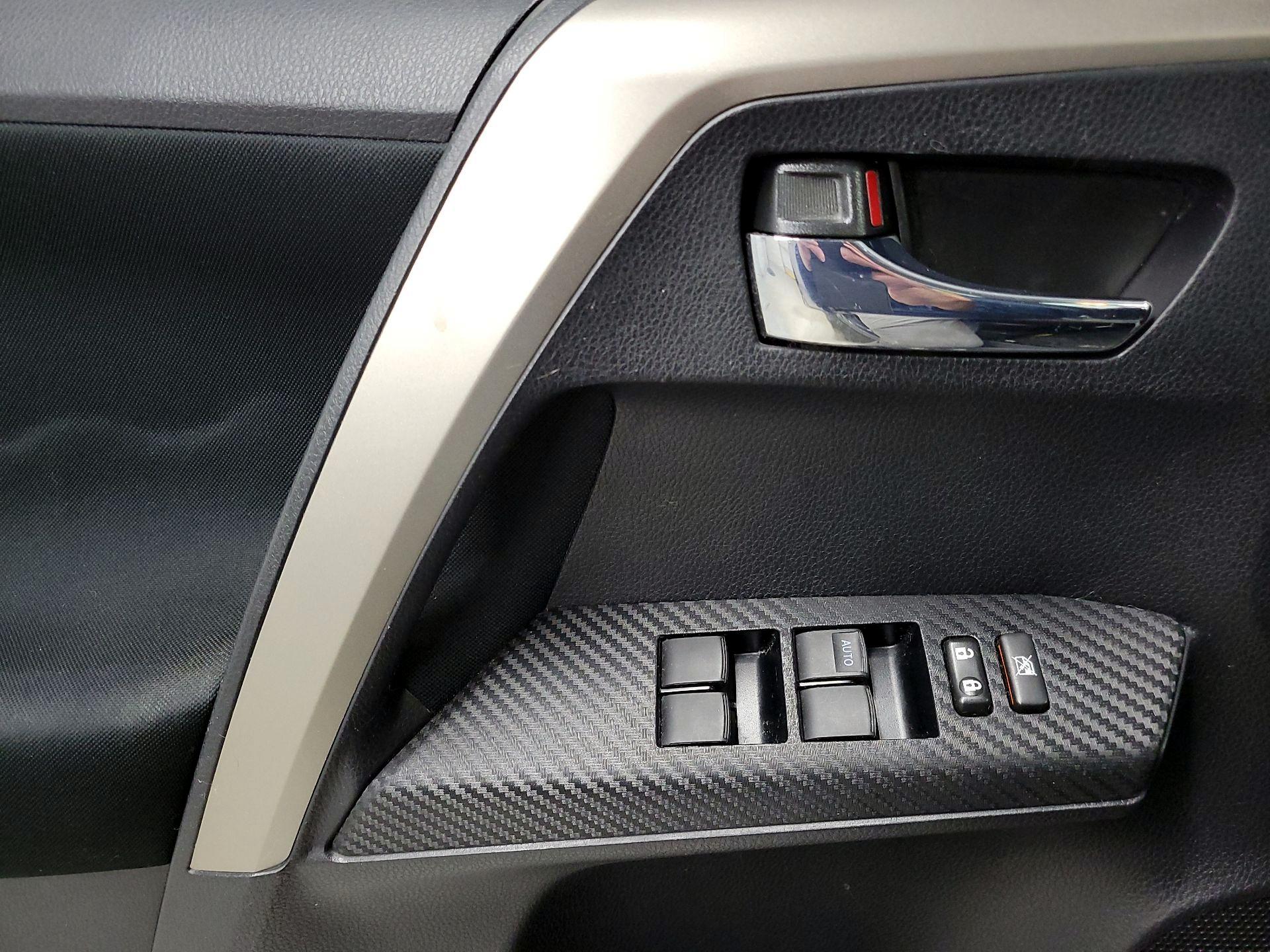 Thumbnail: 2015 Toyota RAV4 - 10