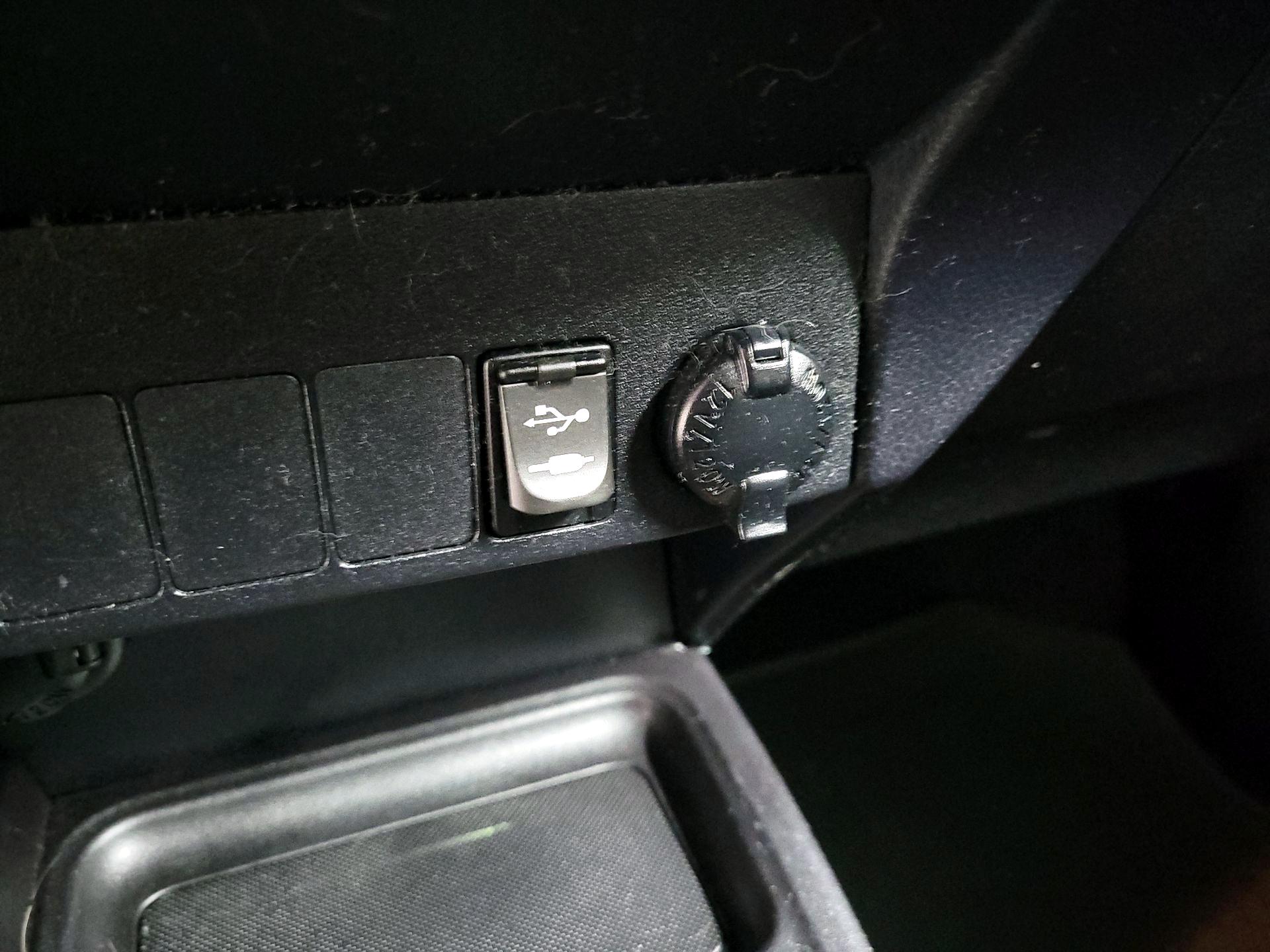 Thumbnail: 2015 Toyota RAV4 - 17