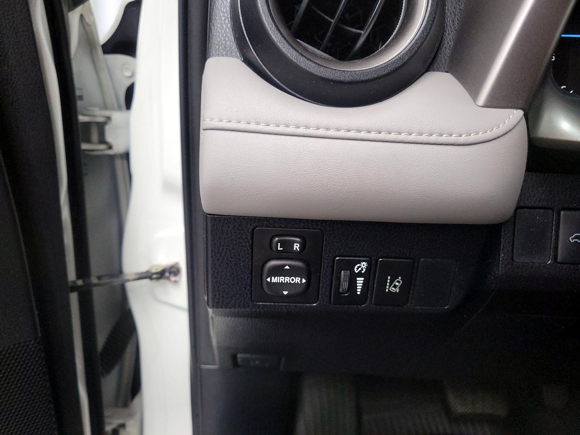 Thumbnail: 2016 Toyota RAV4 - 13