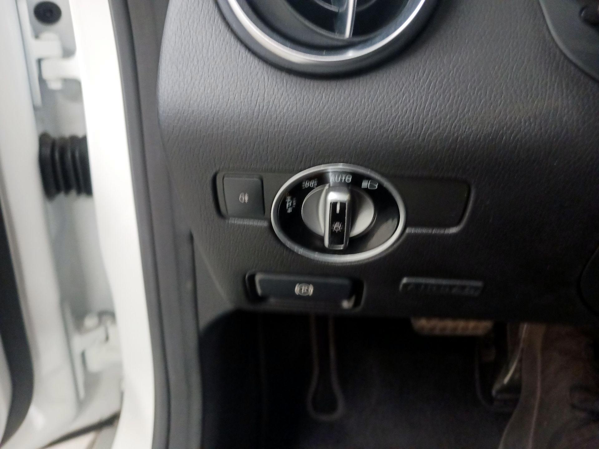 Thumbnail: 2015 Mercedes-Benz SLK - 11