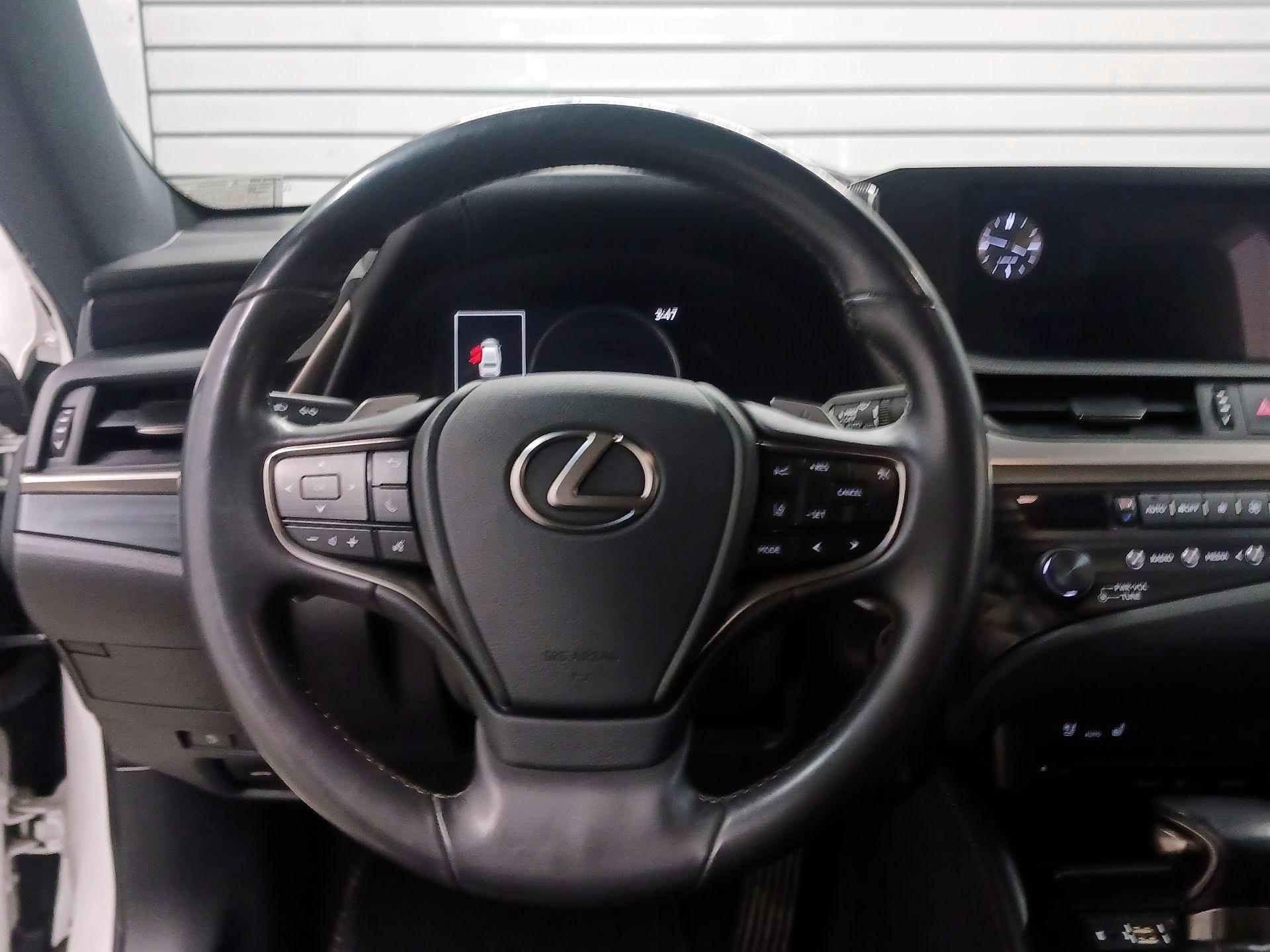 Thumbnail: 2020 Lexus ES - 10