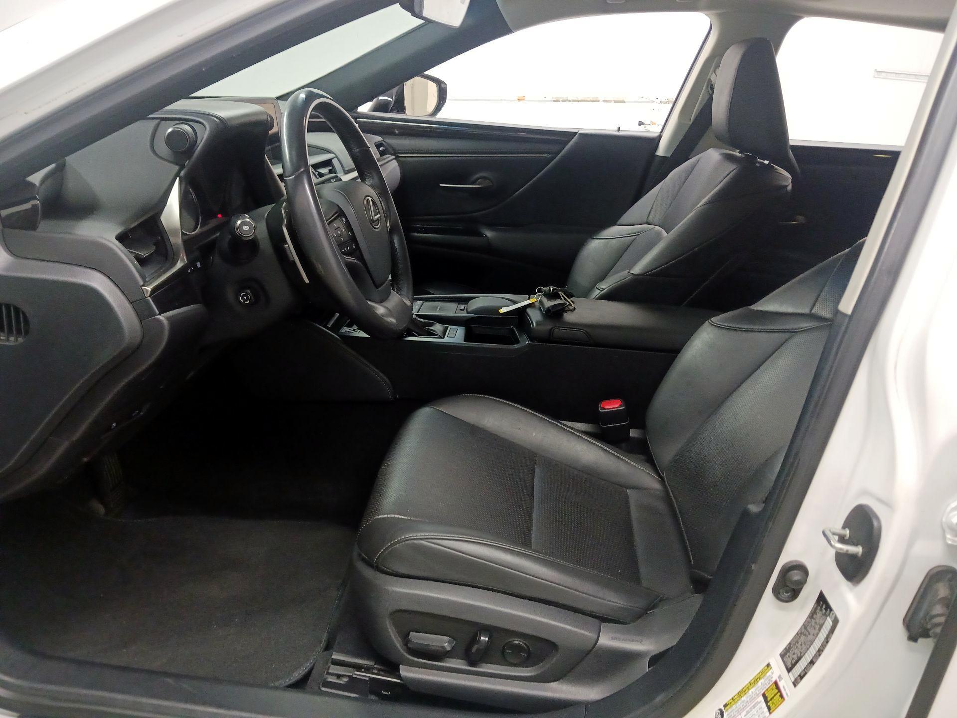 Thumbnail: 2020 Lexus ES - 11