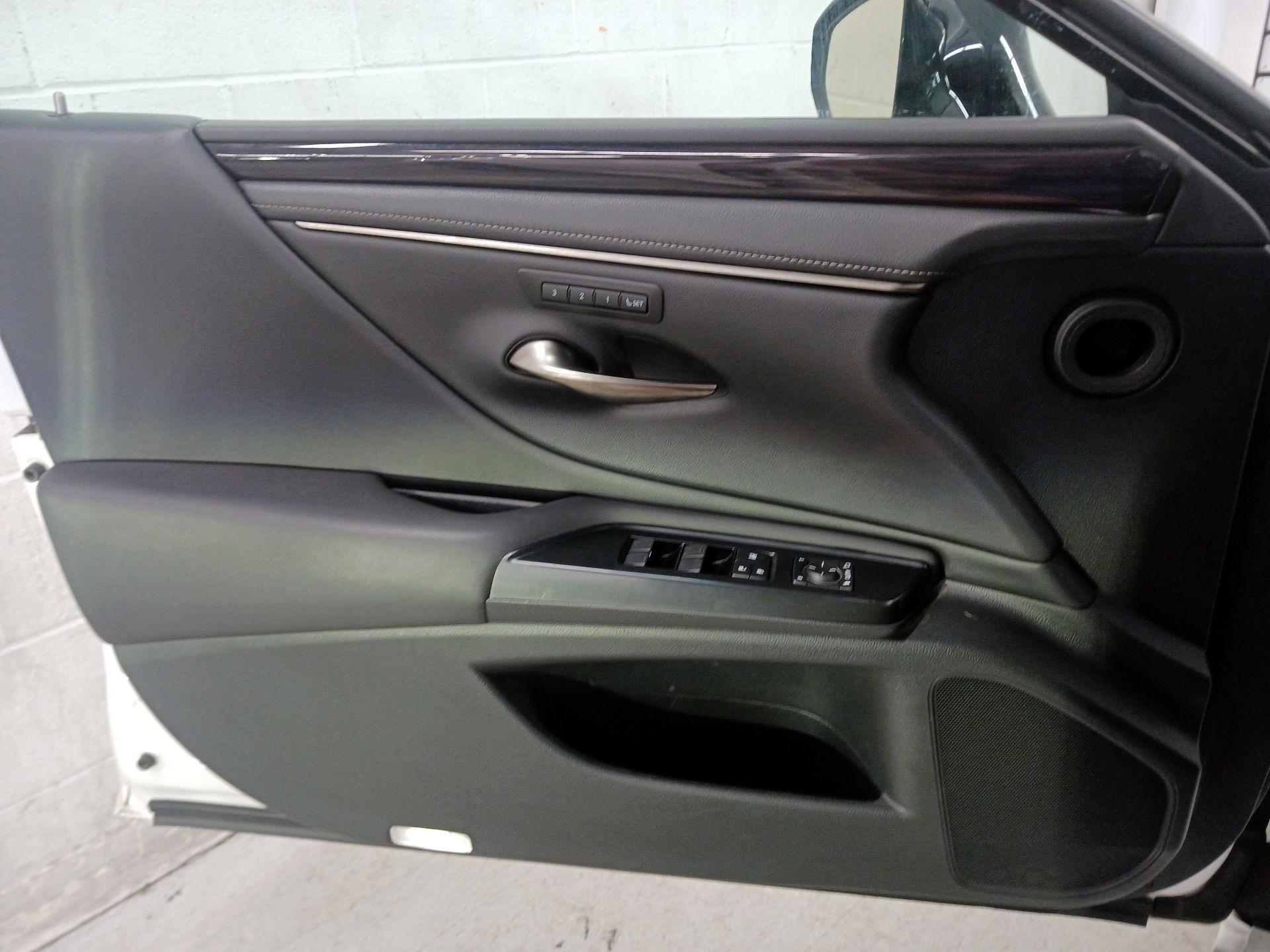 Thumbnail: 2020 Lexus ES - 12