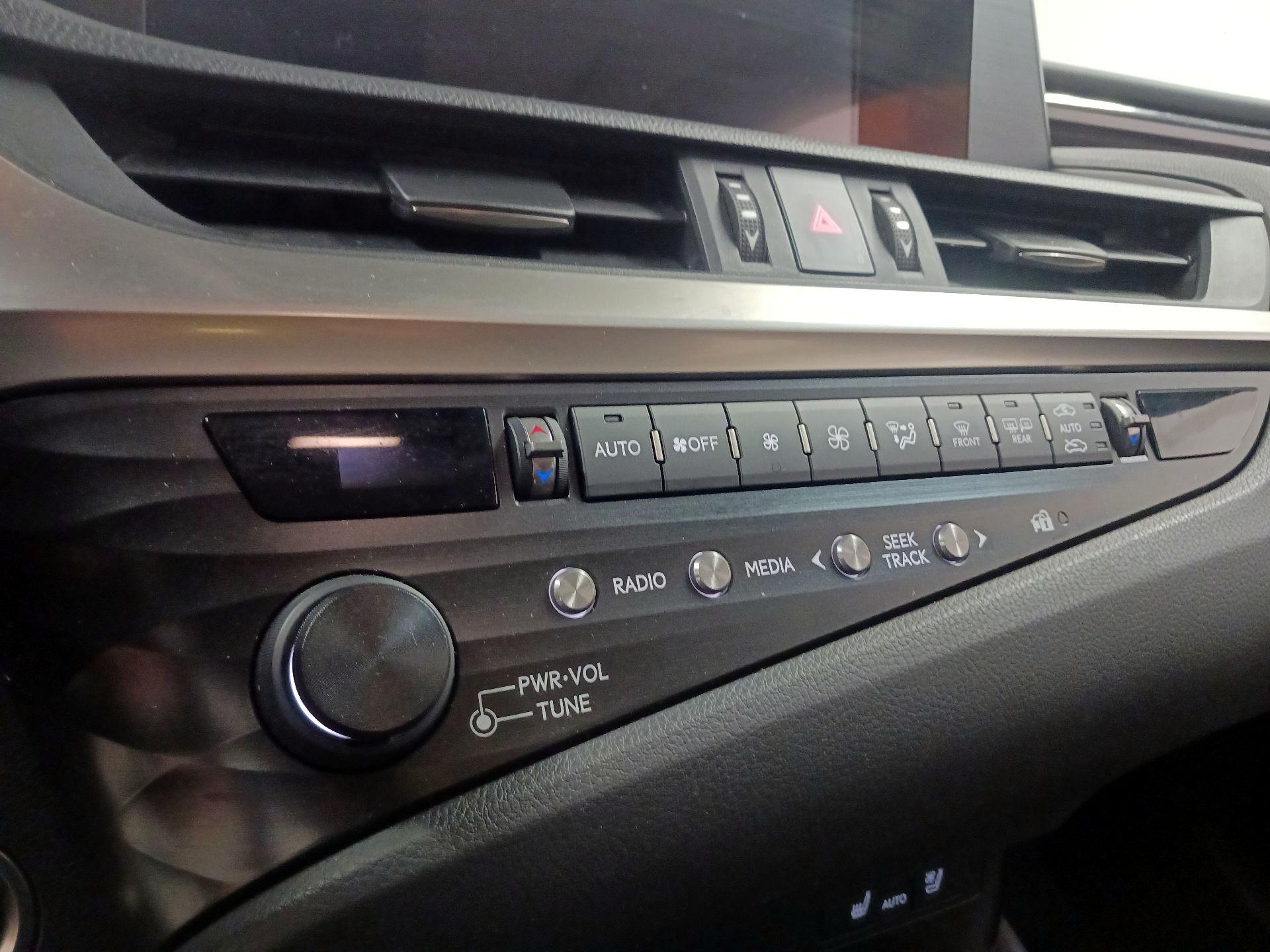 Thumbnail: 2020 Lexus ES - 14