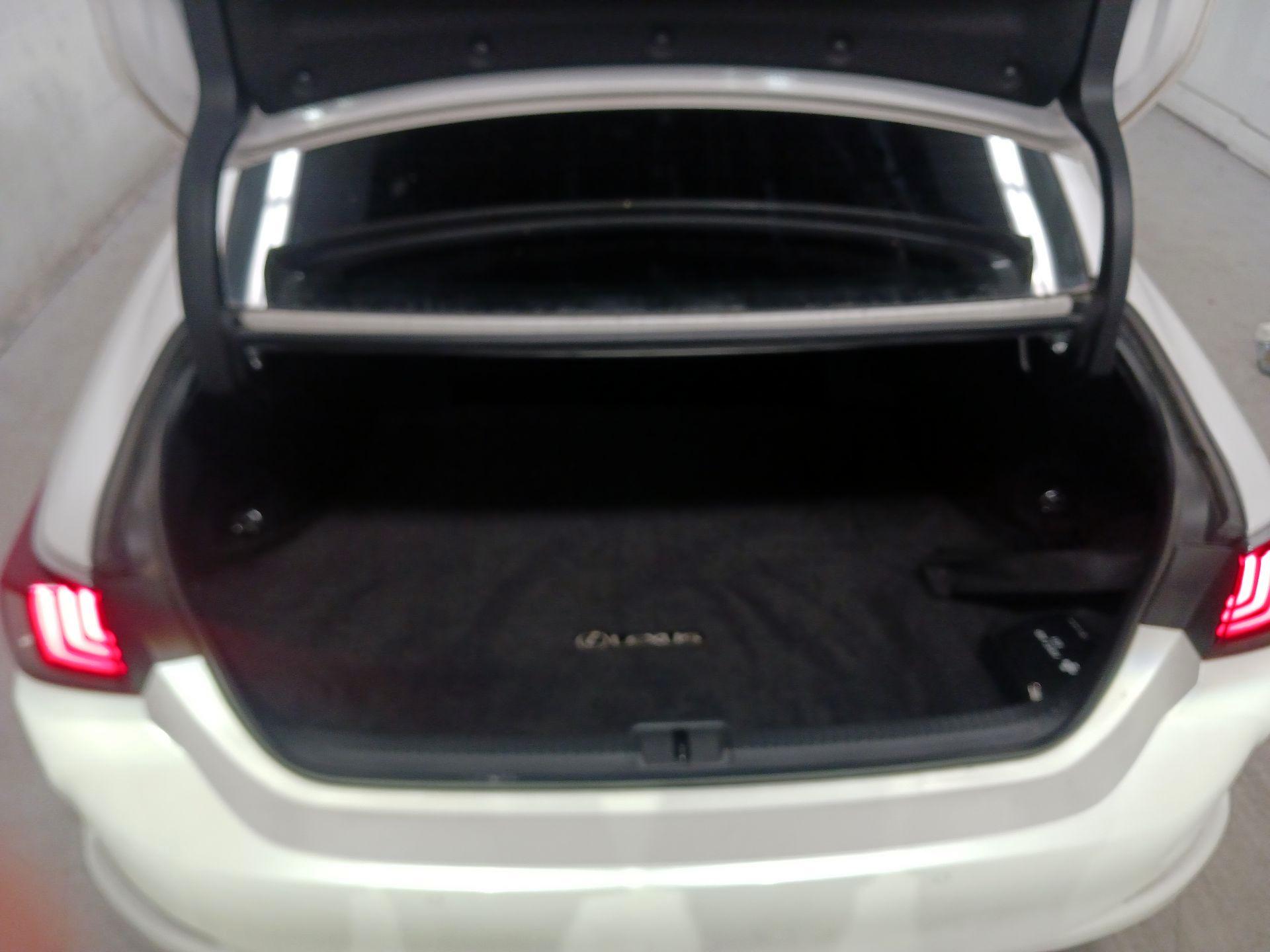 Thumbnail: 2020 Lexus ES - 16