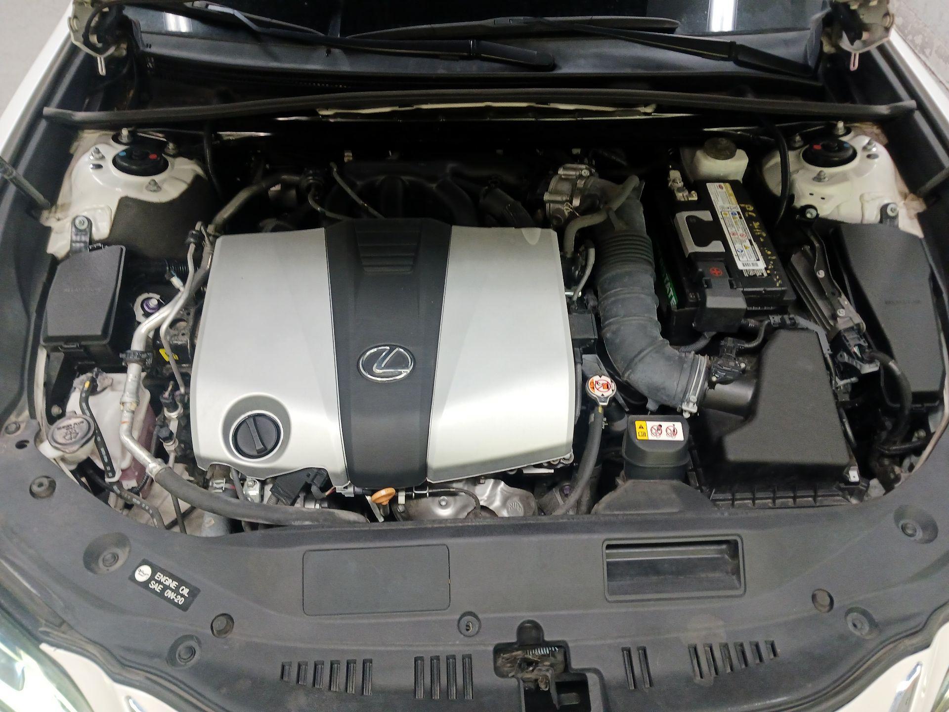 Thumbnail: 2020 Lexus ES - 17