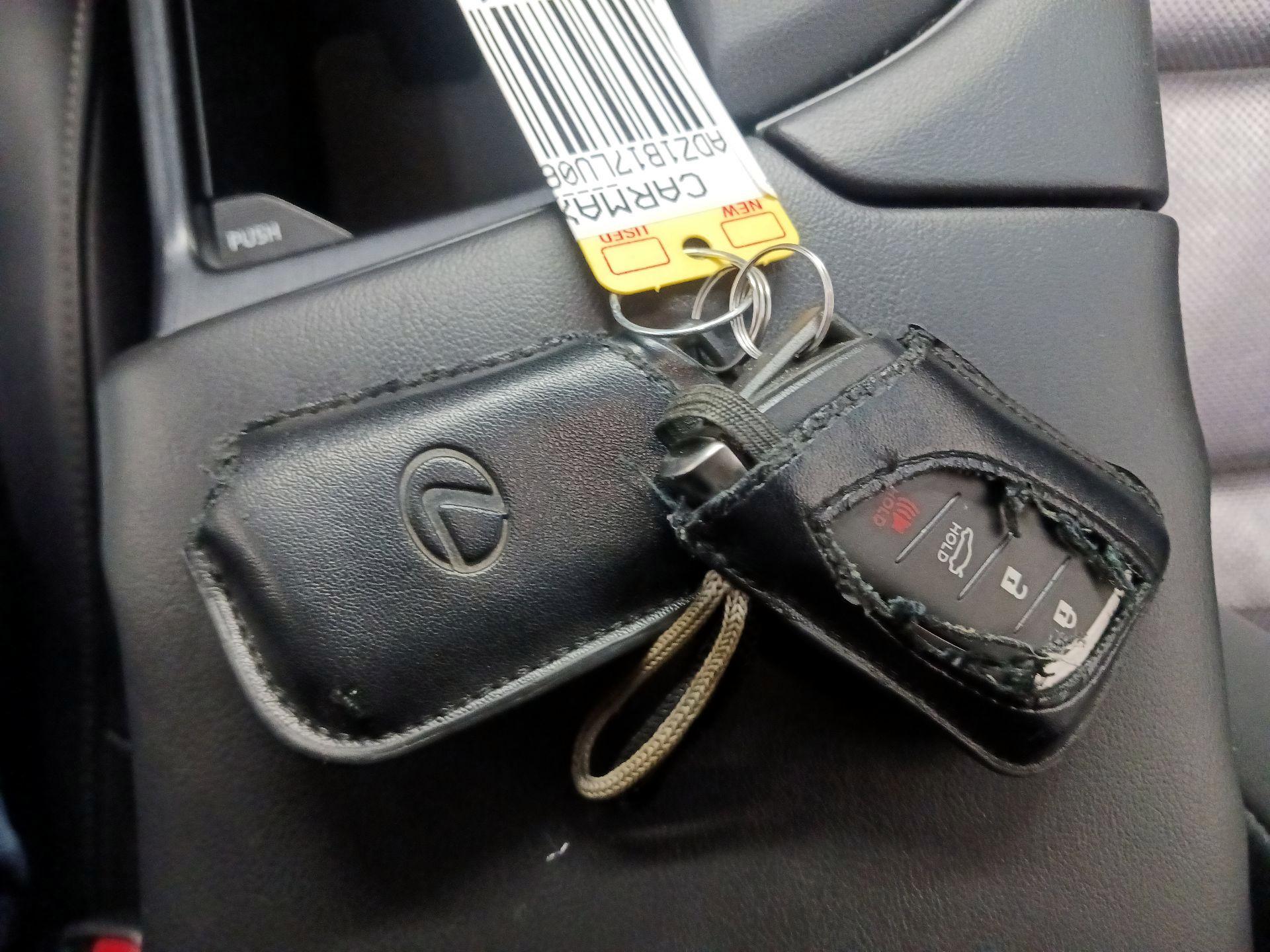 Thumbnail: 2020 Lexus ES - 18