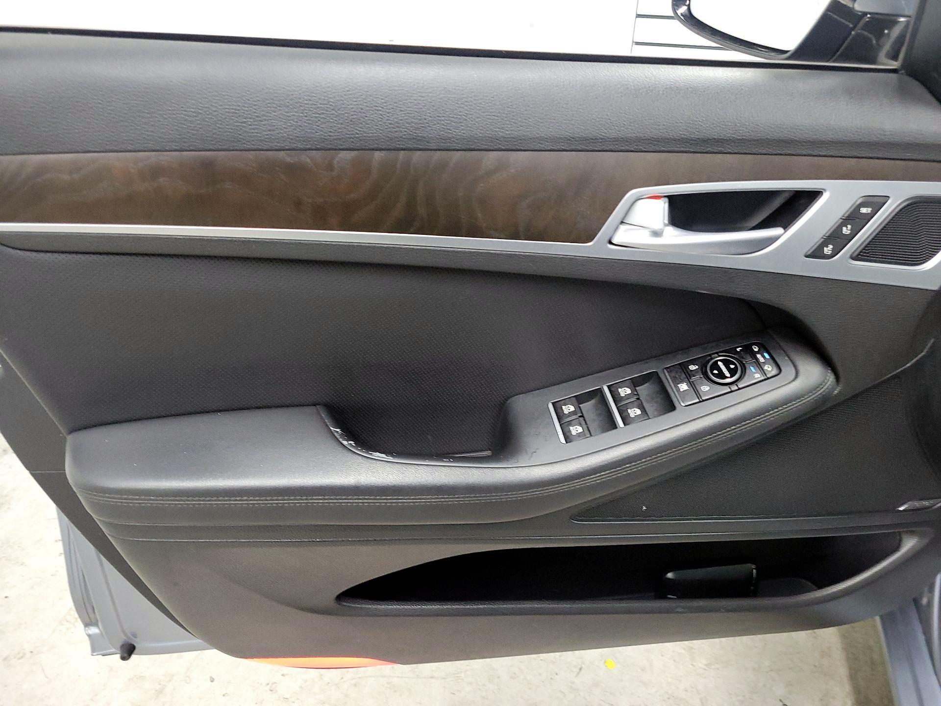 Thumbnail: 2017 Genesis G80 - 12