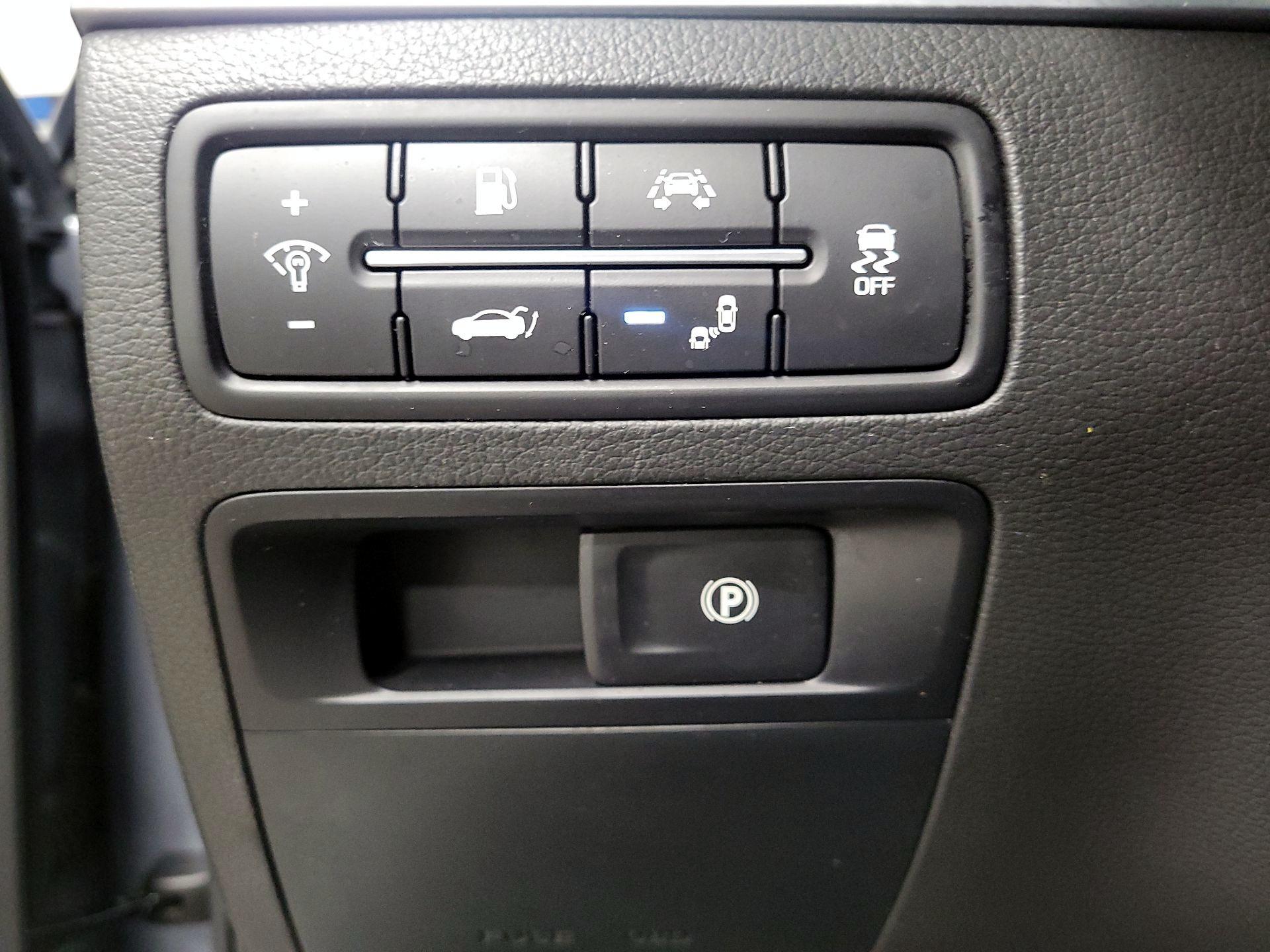 Thumbnail: 2017 Genesis G80 - 13