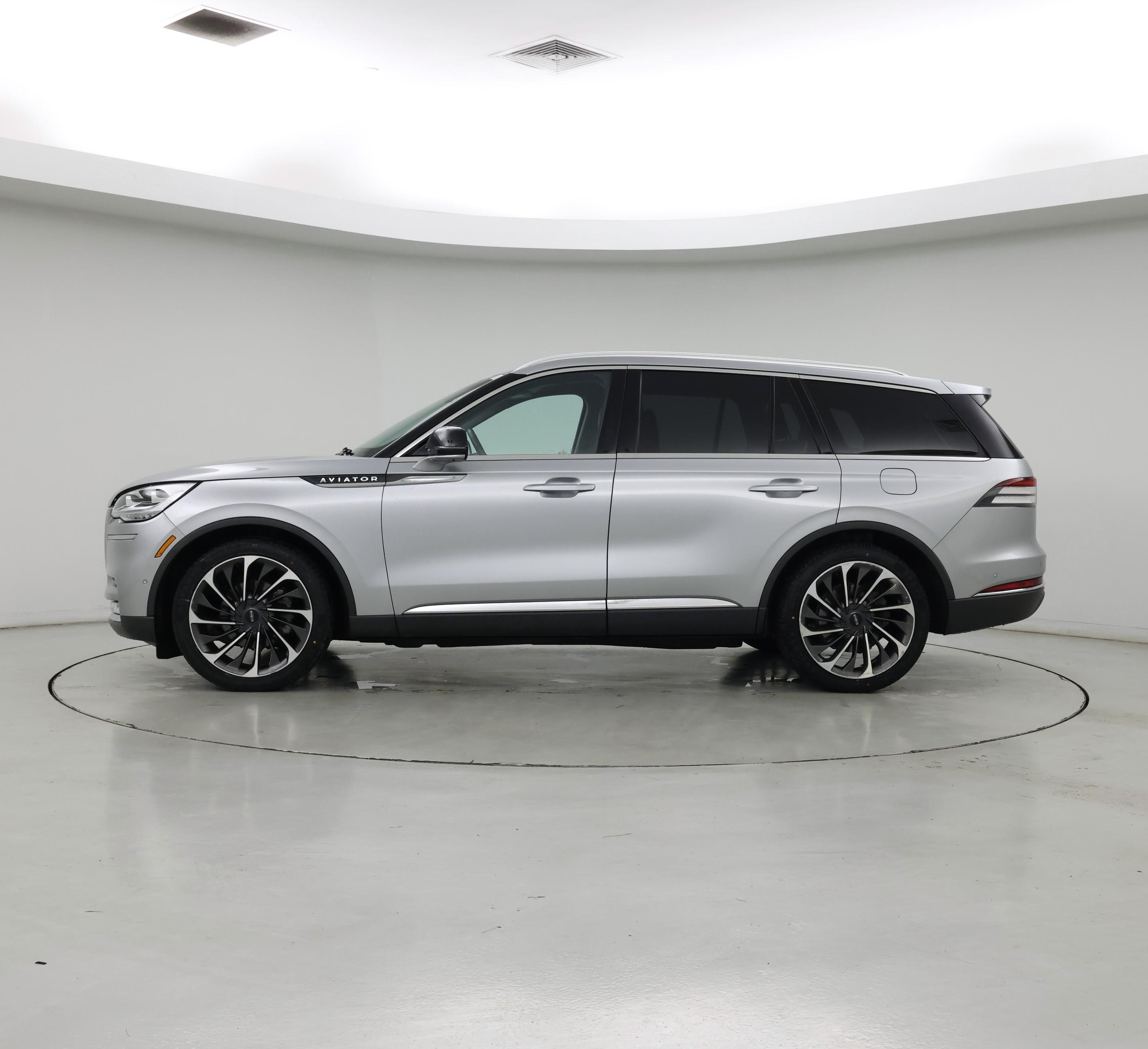 Thumbnail: 2020 Lincoln Aviator - 3