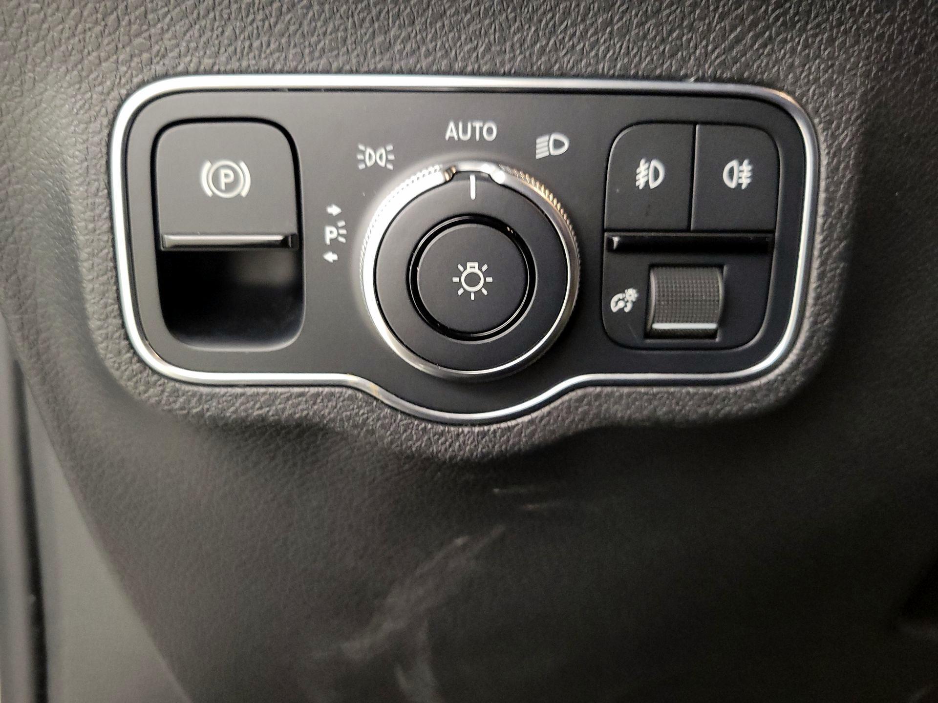 Thumbnail: 2022 Mercedes-Benz GLB - 13