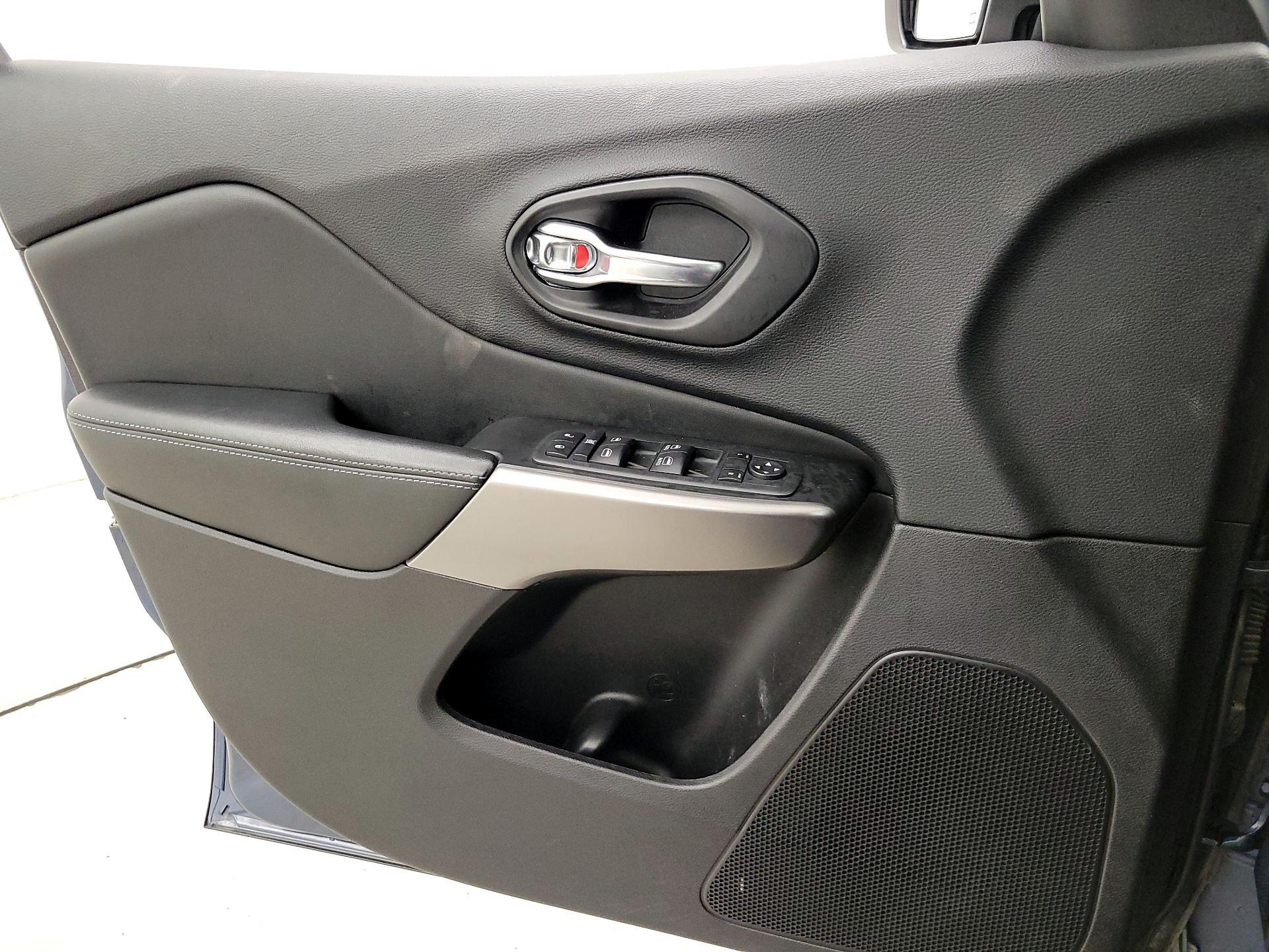 Thumbnail: 2020 Jeep Cherokee - 12