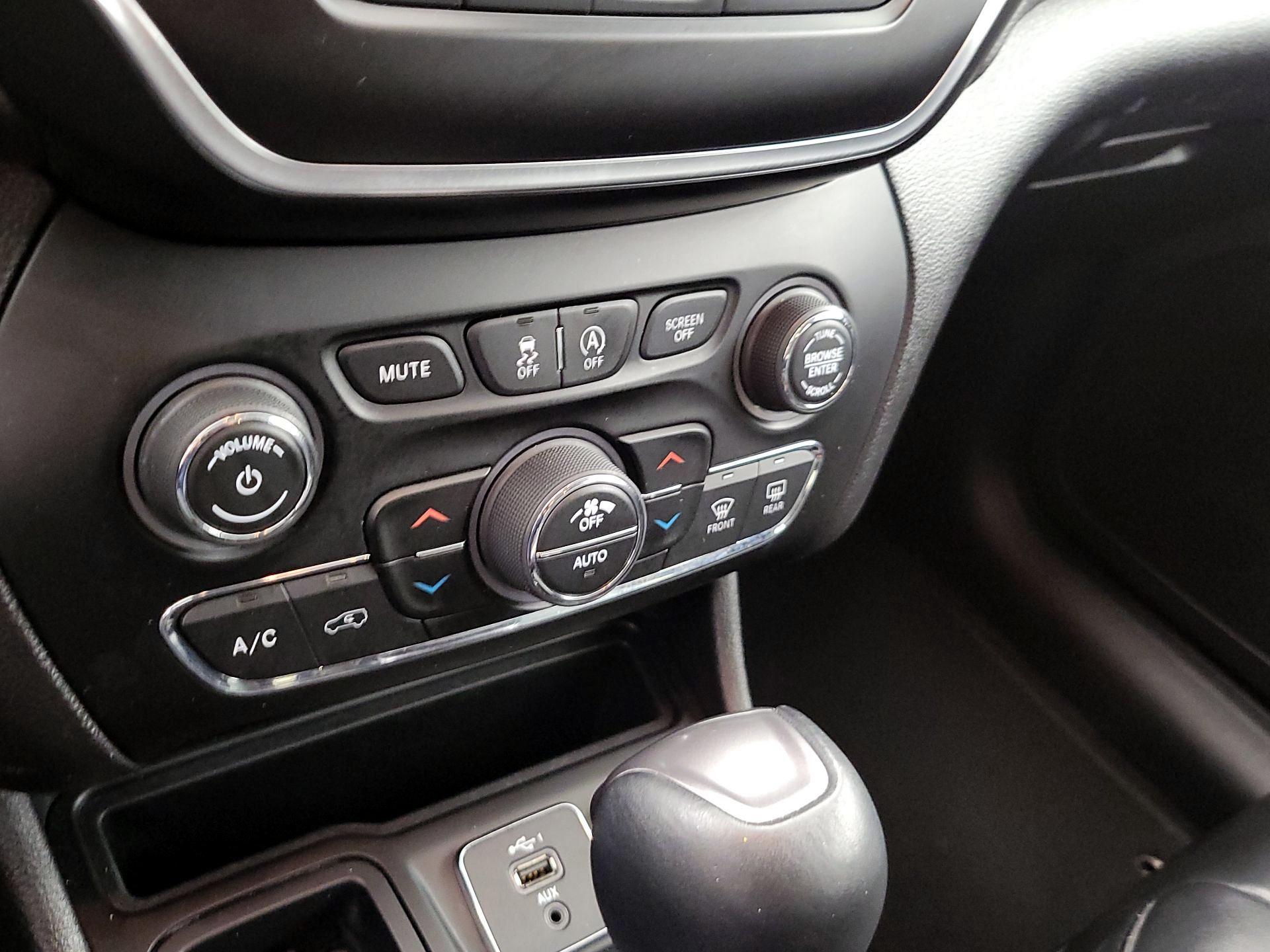 Thumbnail: 2020 Jeep Cherokee - 16