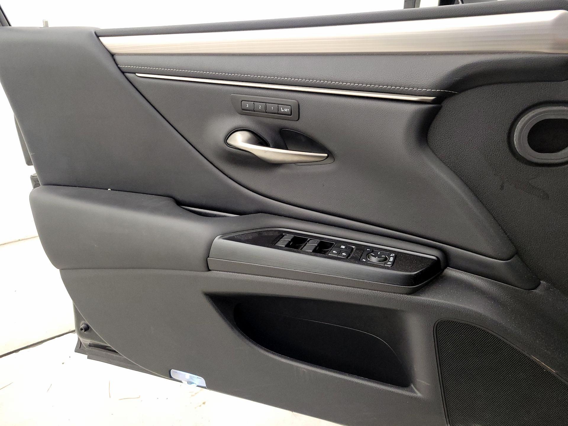 Thumbnail: 2020 Lexus ES - 12