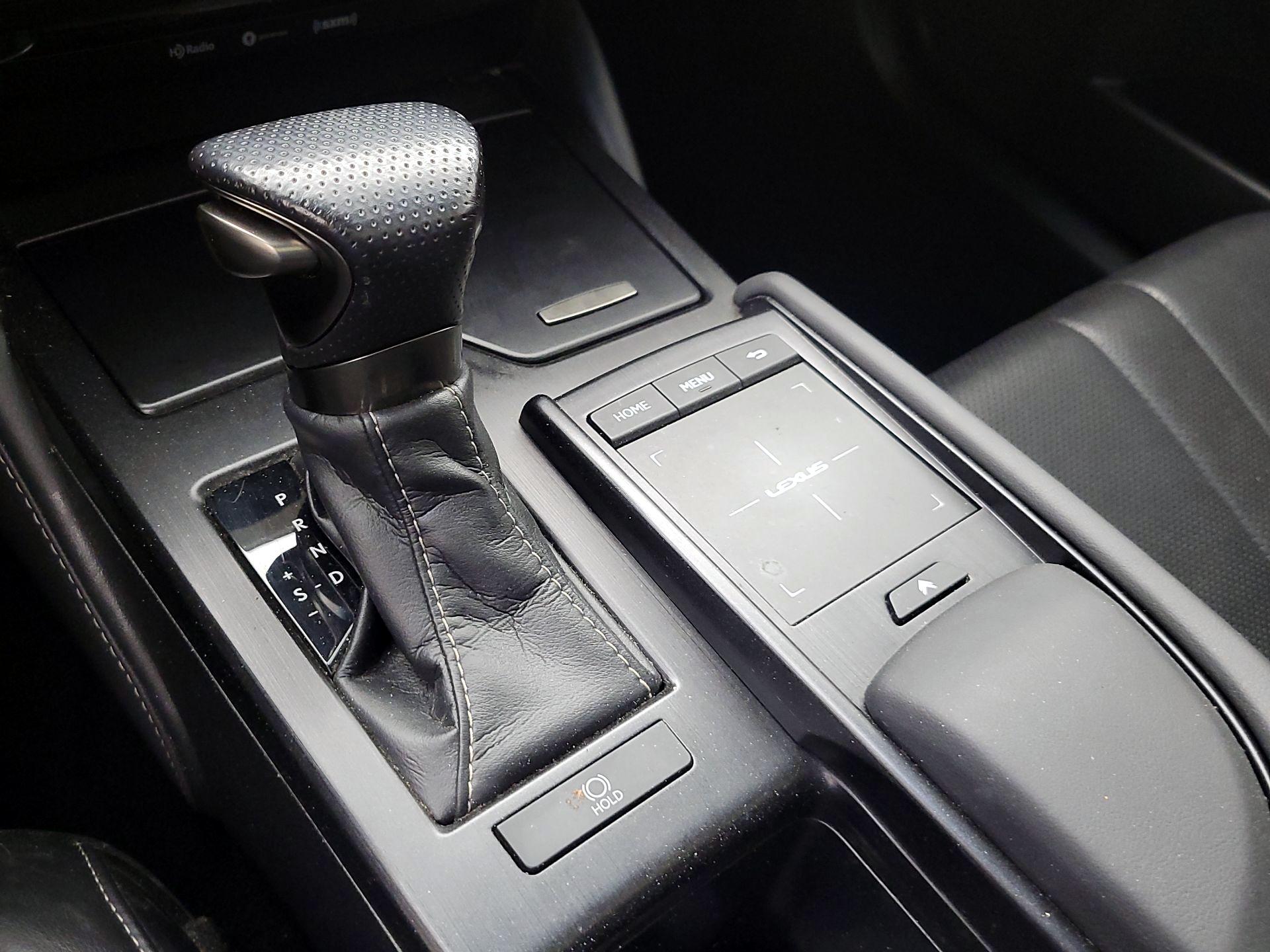 Thumbnail: 2020 Lexus ES - 17