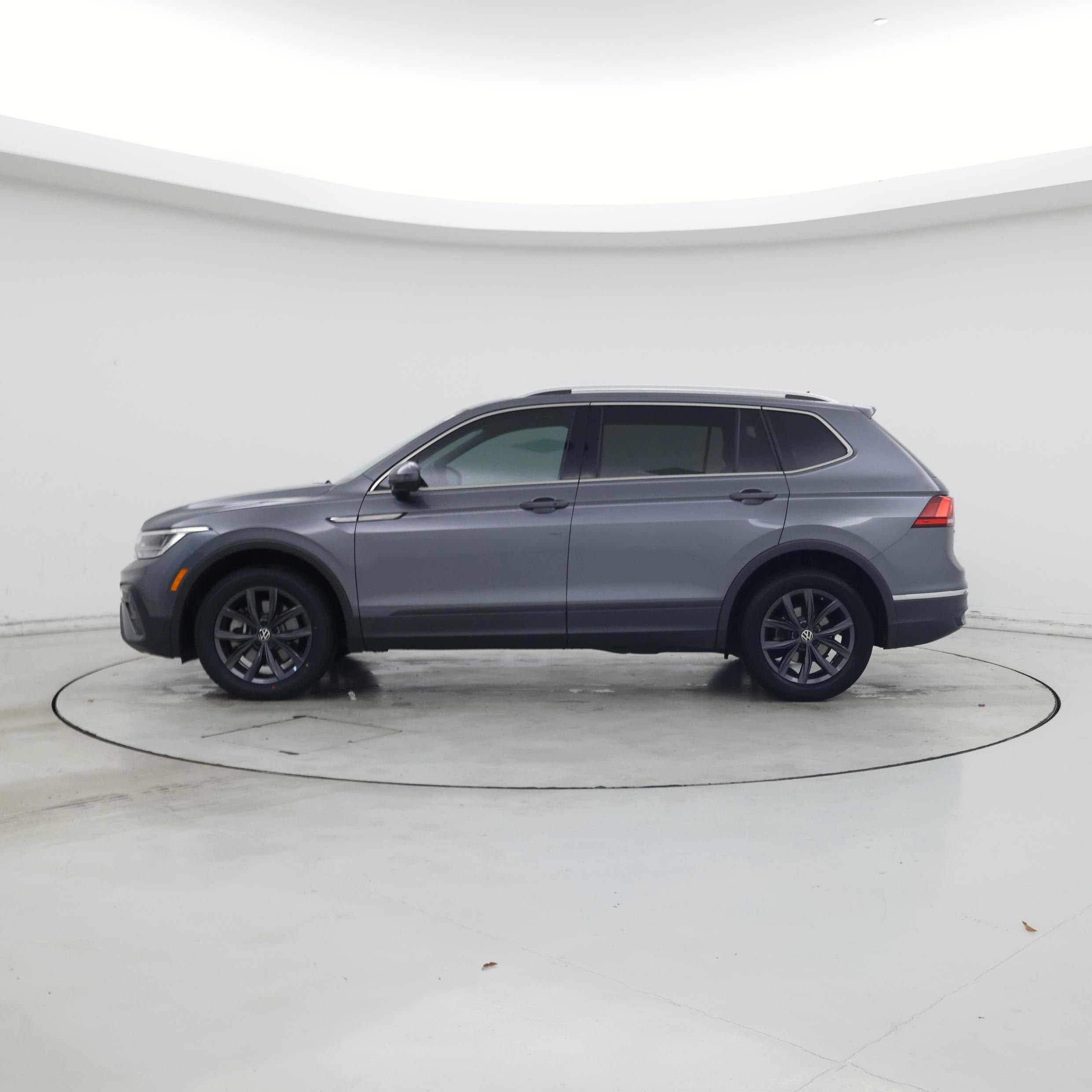 Thumbnail: 2022 Volkswagen Tiguan - 3