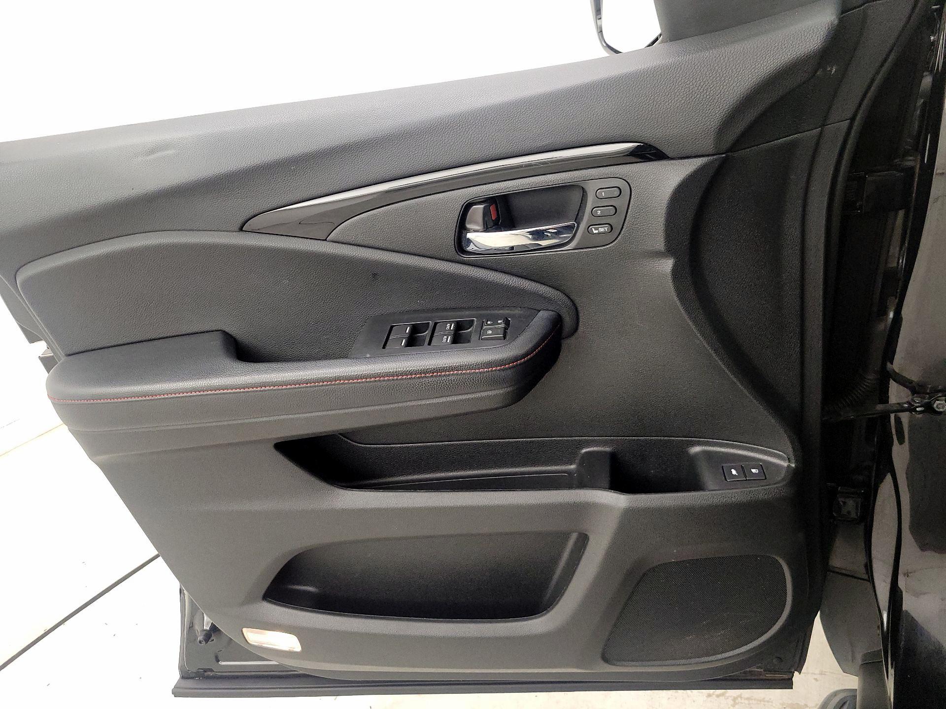 Thumbnail: 2016 Honda Pilot - 12